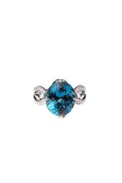 18 karat white gold ring with oval London blue topaz Key of Amsterdam collection