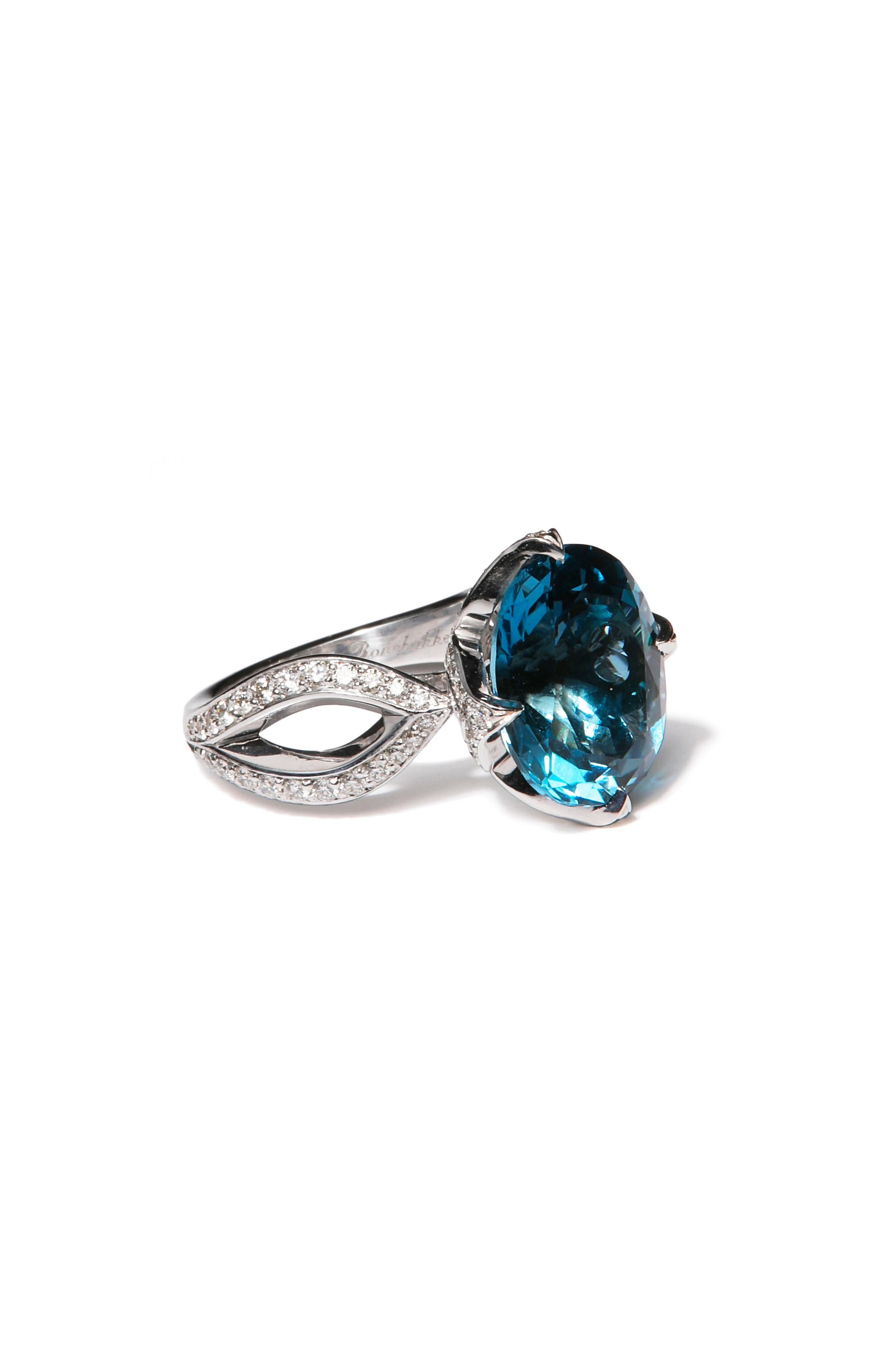 Modern 18 karat white gold ring with oval London blue topaz Key of Amsterdam collection For Sale