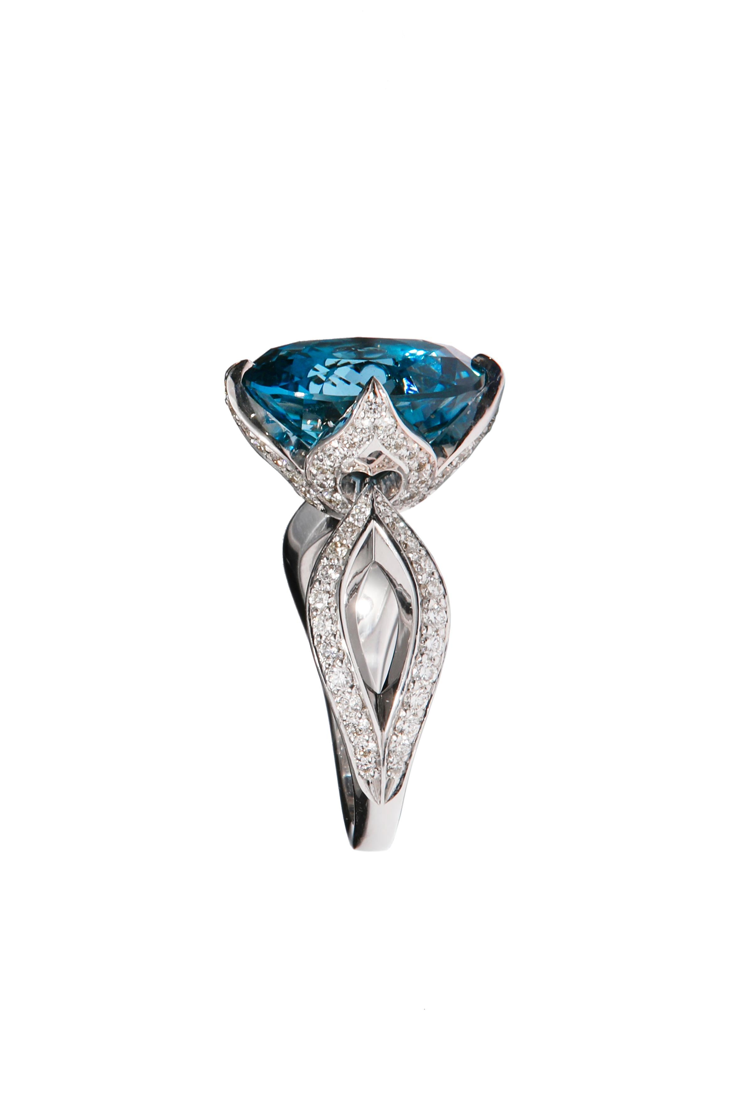 Oval Cut 18 karat white gold ring with oval London blue topaz Key of Amsterdam collection For Sale