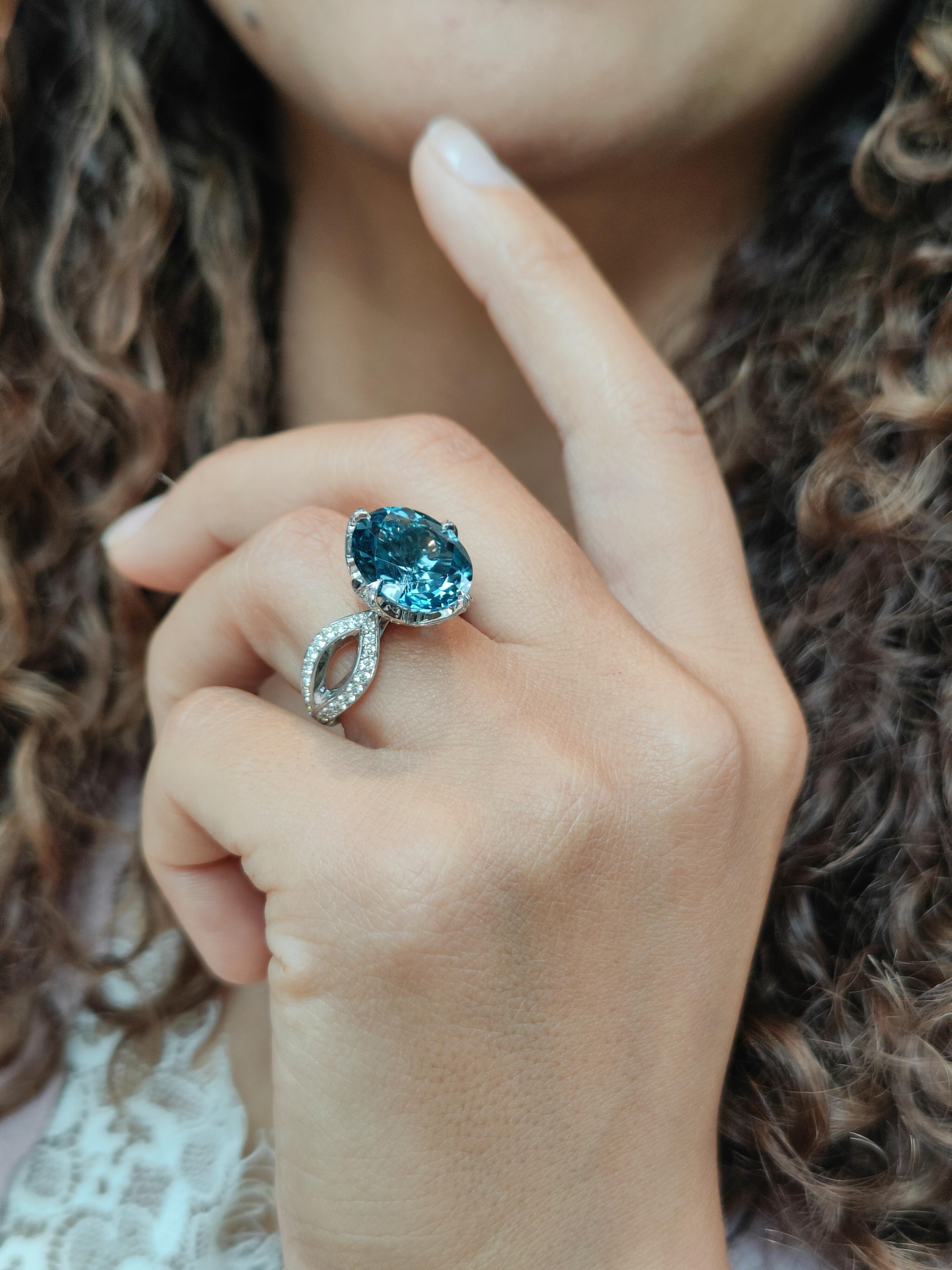 18 karat white gold ring with oval London blue topaz Key of Amsterdam collection For Sale 1
