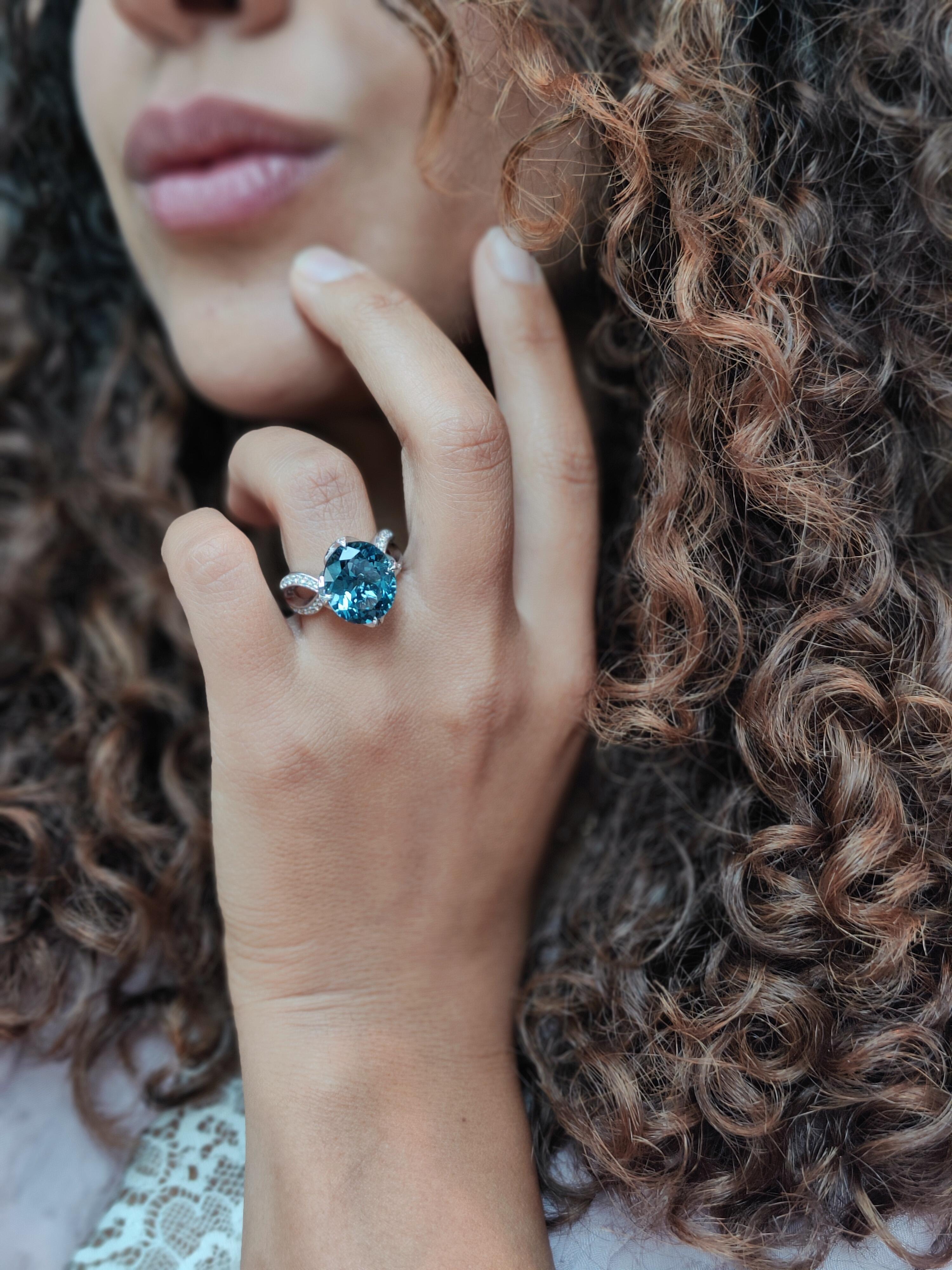 18 karat white gold ring with oval London blue topaz Key of Amsterdam collection For Sale 2