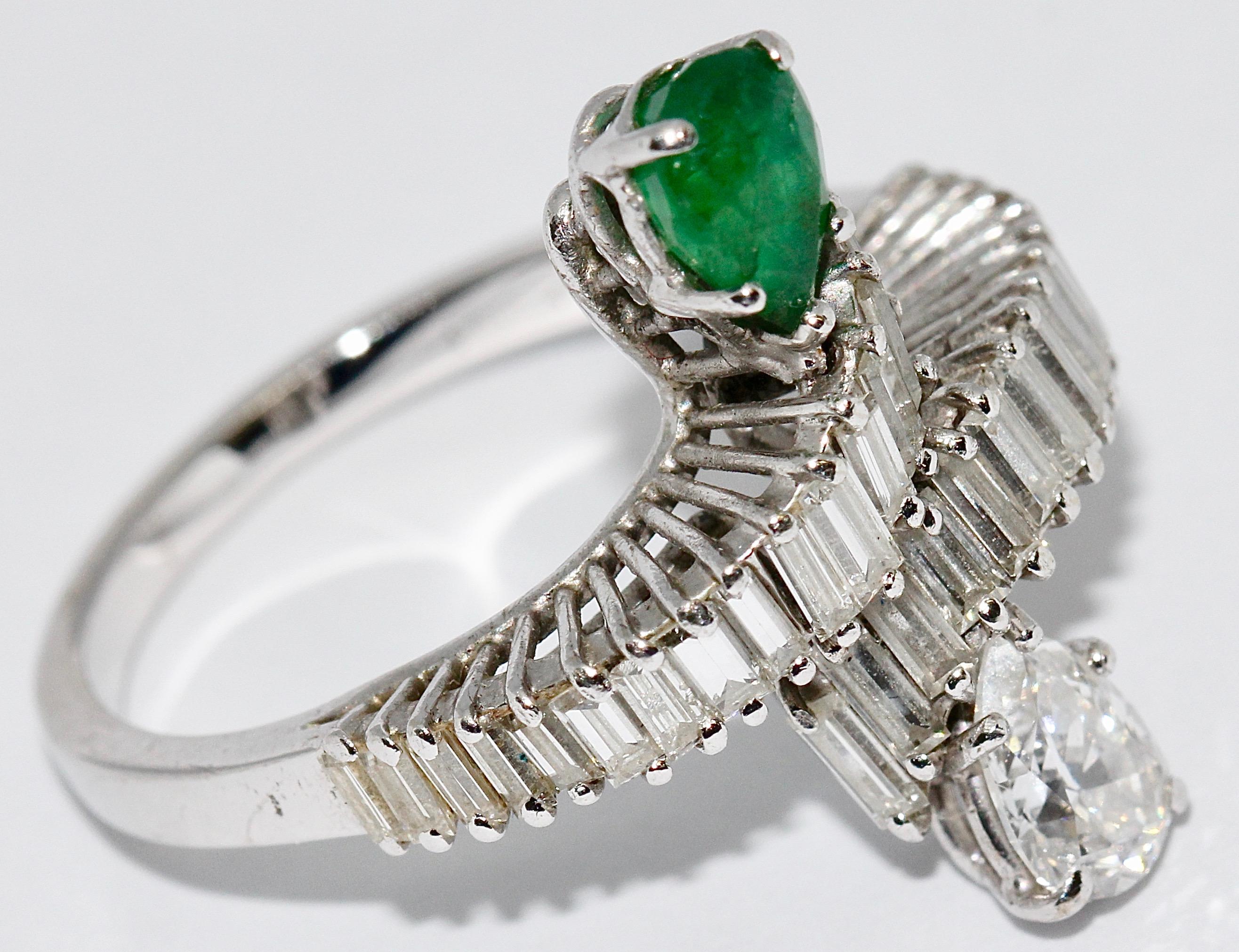 18 Karat White Gold Ring with Pear Cut Diamond and Emerald and Baguette Diamonds In Fair Condition For Sale In Berlin, DE