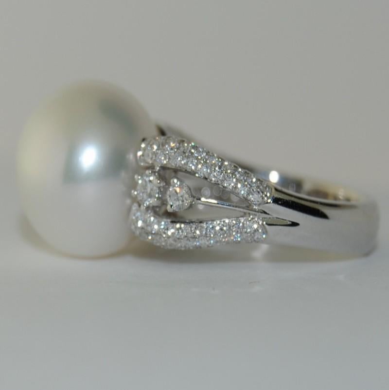 Contemporary 18 Karat White Gold Ring with South Sea Pearl and Round Diamonds For Sale