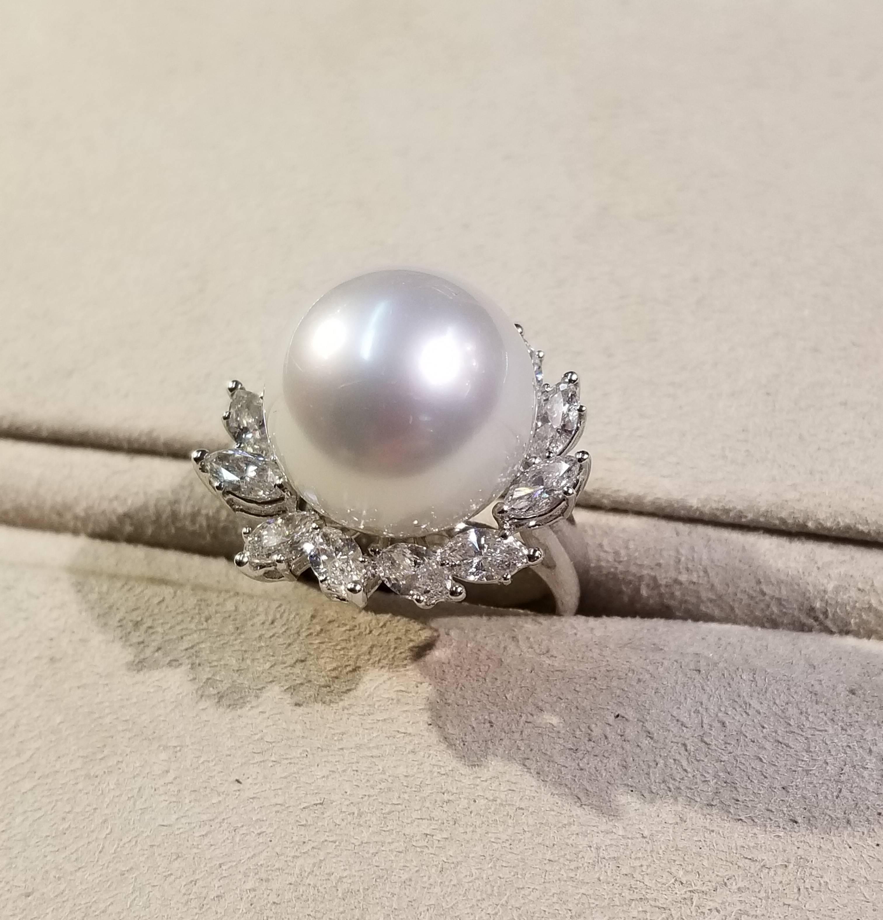 Contemporary 18 Karat White Gold Ring with South Sea Pearl and Surrounding Marquise Diamonds For Sale