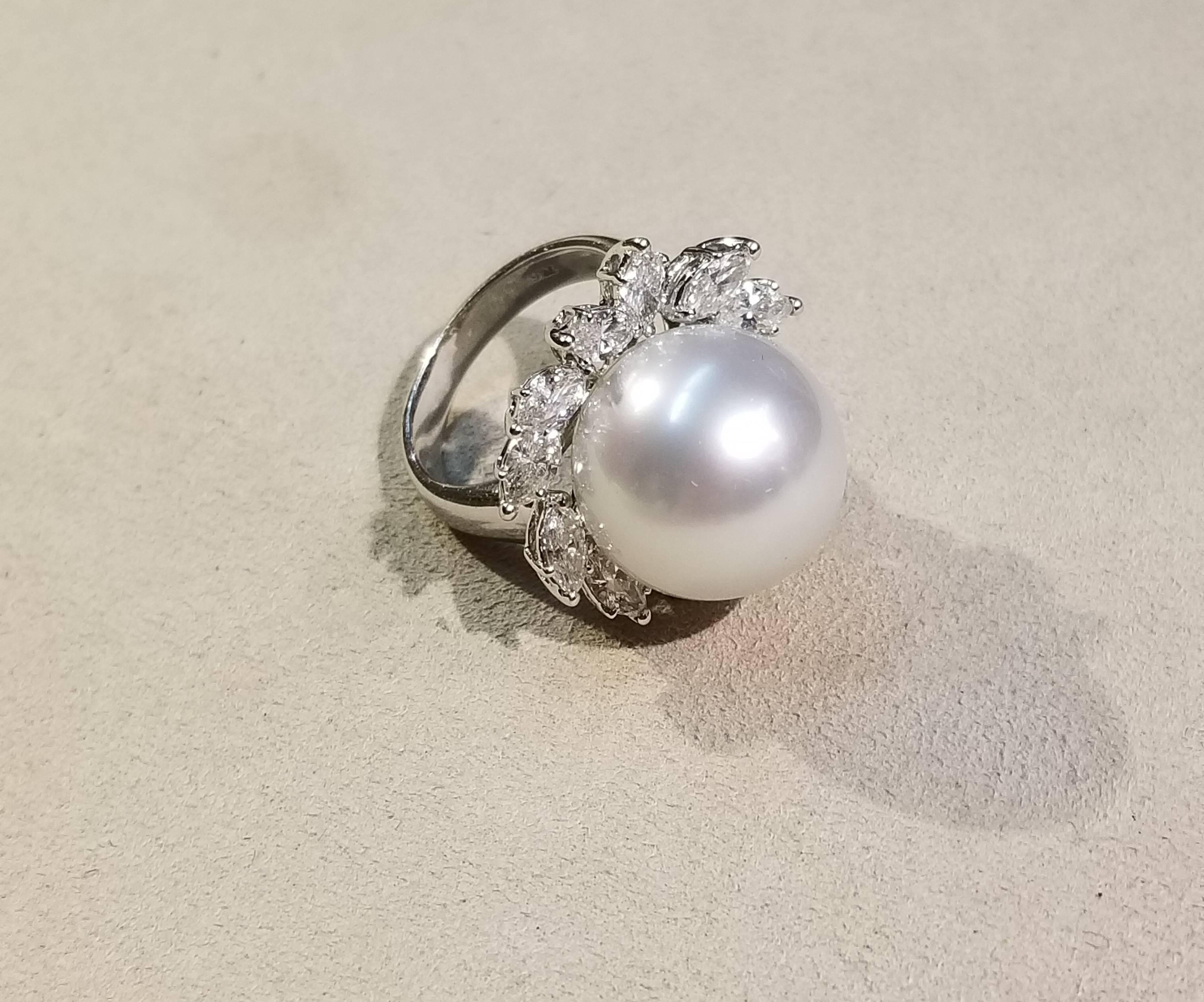 18 Karat White Gold Ring with South Sea Pearl and Surrounding Marquise Diamonds In Excellent Condition For Sale In Santa Fe, NM