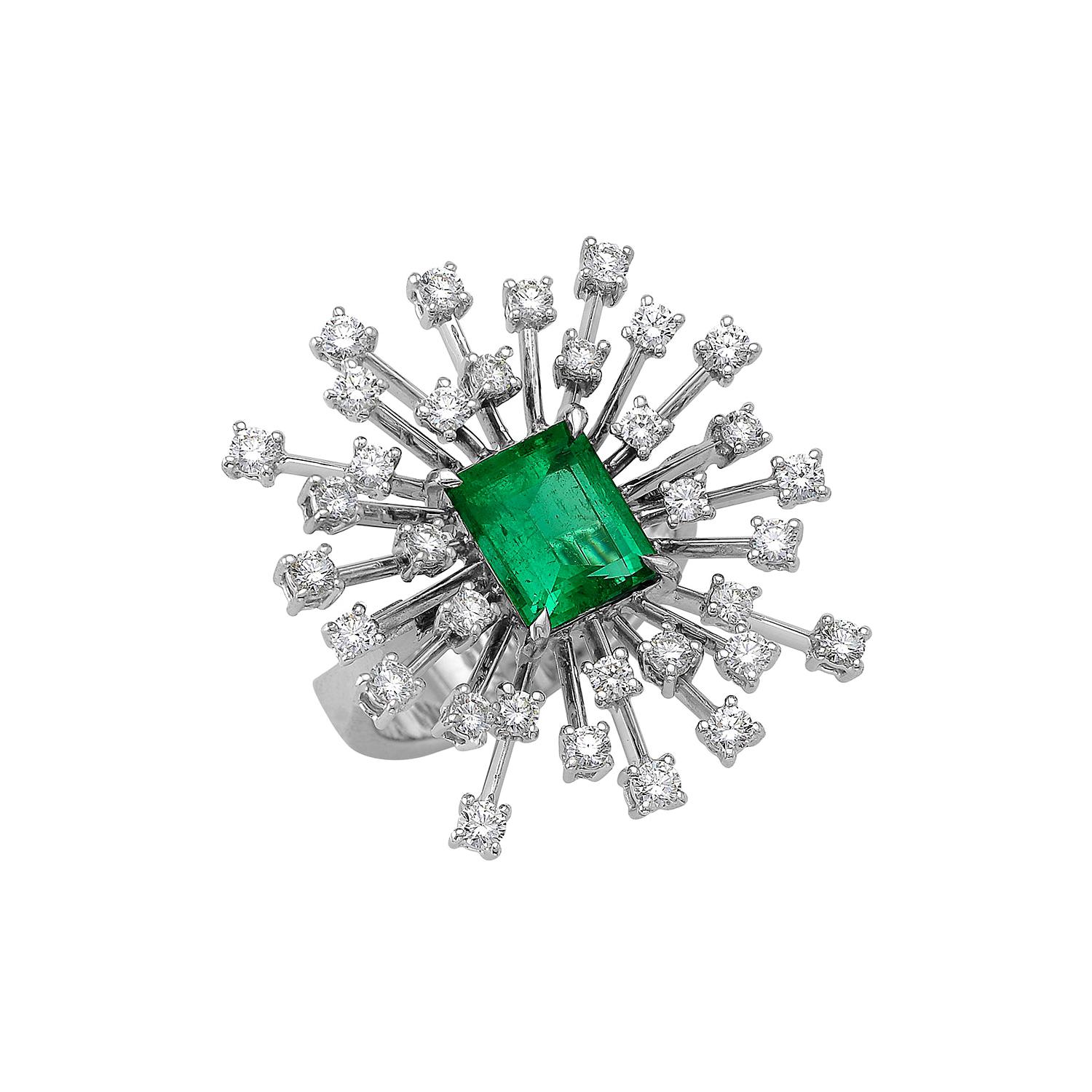 18 Karat White Gold Cocktail Ring with White Diamonds and Green Emerald For Sale