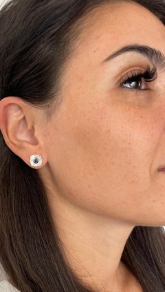 Clous d'oreilles en or blanc 18 carats, cristal de roche, nacre et saphir cabochon