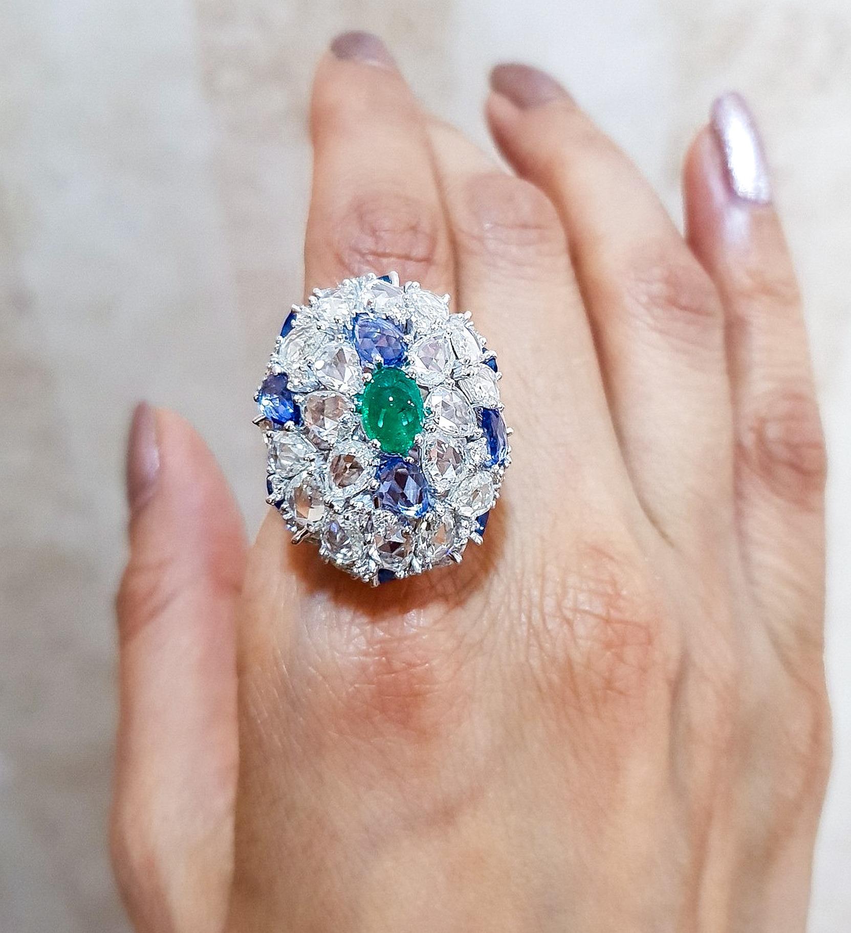 18 Karat White Gold, Rose Cut, Emerald and Sapphire Cocktail Ring In New Condition For Sale In MUMBAI, IN