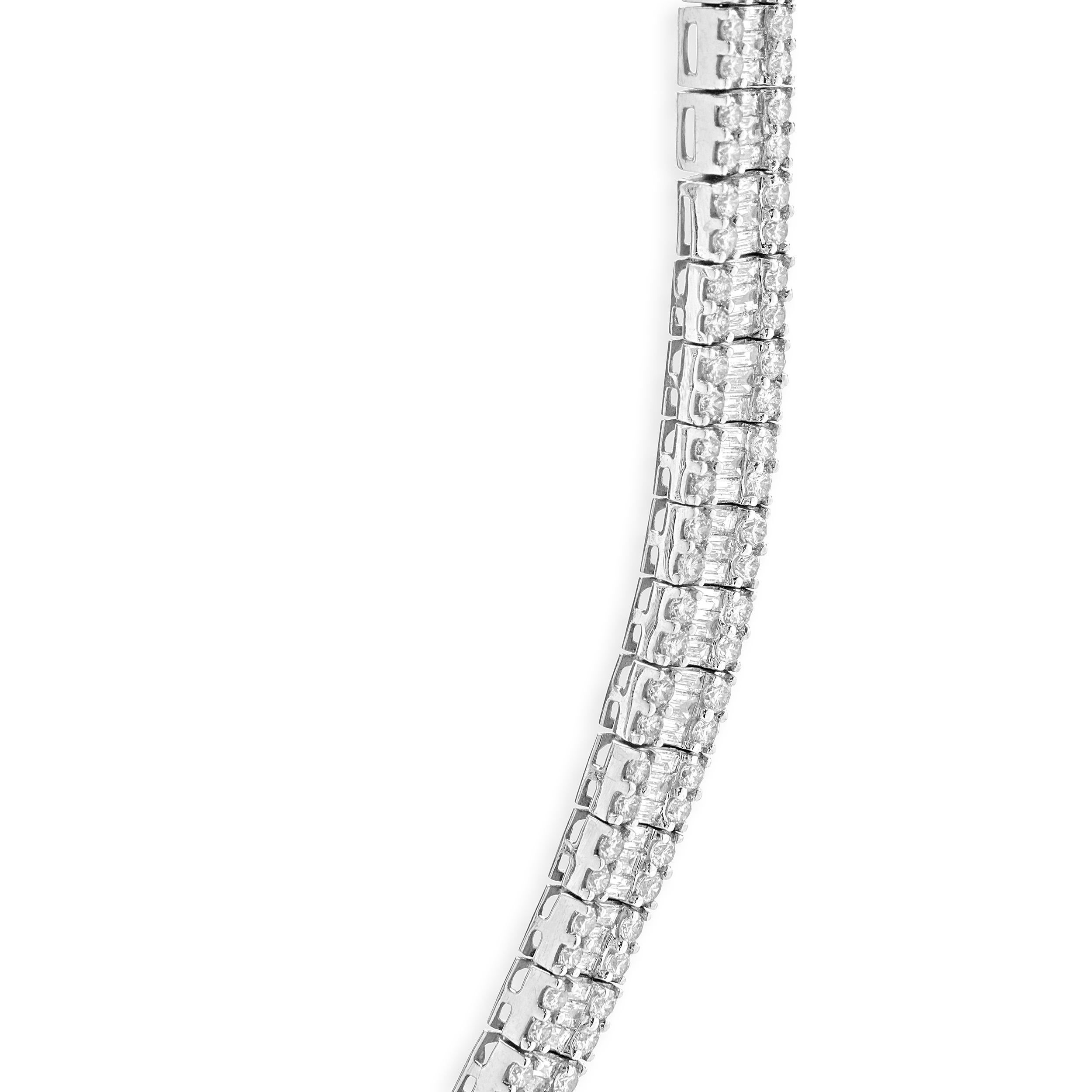 Designer: personalizzato
Materiale: oro bianco 18 carati
Diamanti: 404 diamanti rotondi taglio brillante = 10,30cttw
Colore: H. H. / I.
Chiarezza: SI1-2
Diamanti: 303 taglio baguette = 7,28cttw
Colore: H. H. / I.
Chiarezza: SI1-2
Dimensioni: la