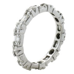 Anillo de diamantes redondos y baguette de oro blanco de 18 quilates