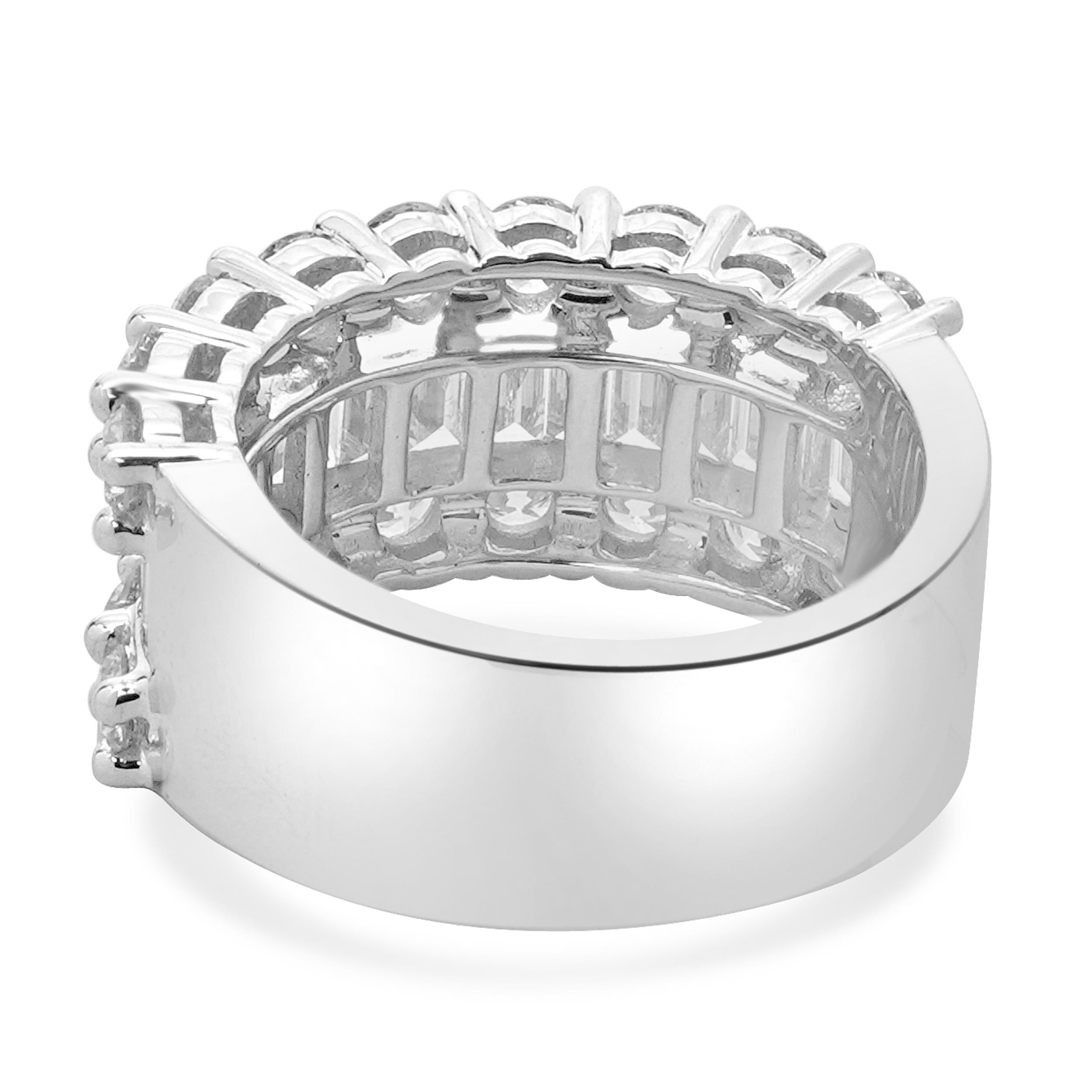 18 Karat White Gold Round and Baguette Diamond Cigar Band In Excellent Condition For Sale In Scottsdale, AZ