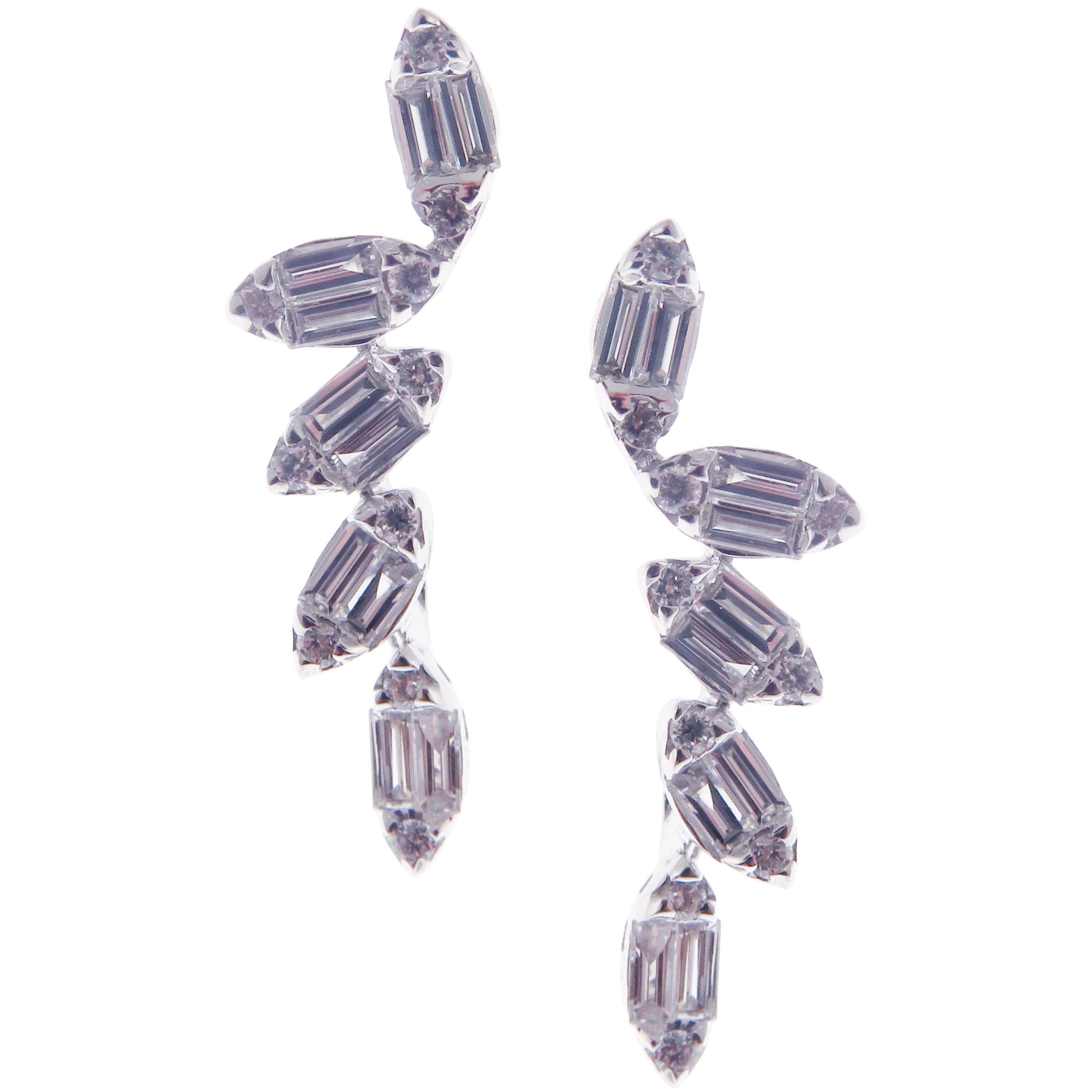 Questi orecchini a striscia con diamanti tondi e baguette sono realizzati in oro bianco da 18 carati e presentano 20 diamanti bianchi tondi per un totale di 0,14 carati e 20 diamanti bianchi baguette per un totale di 0,61 carati.
Peso totale circa