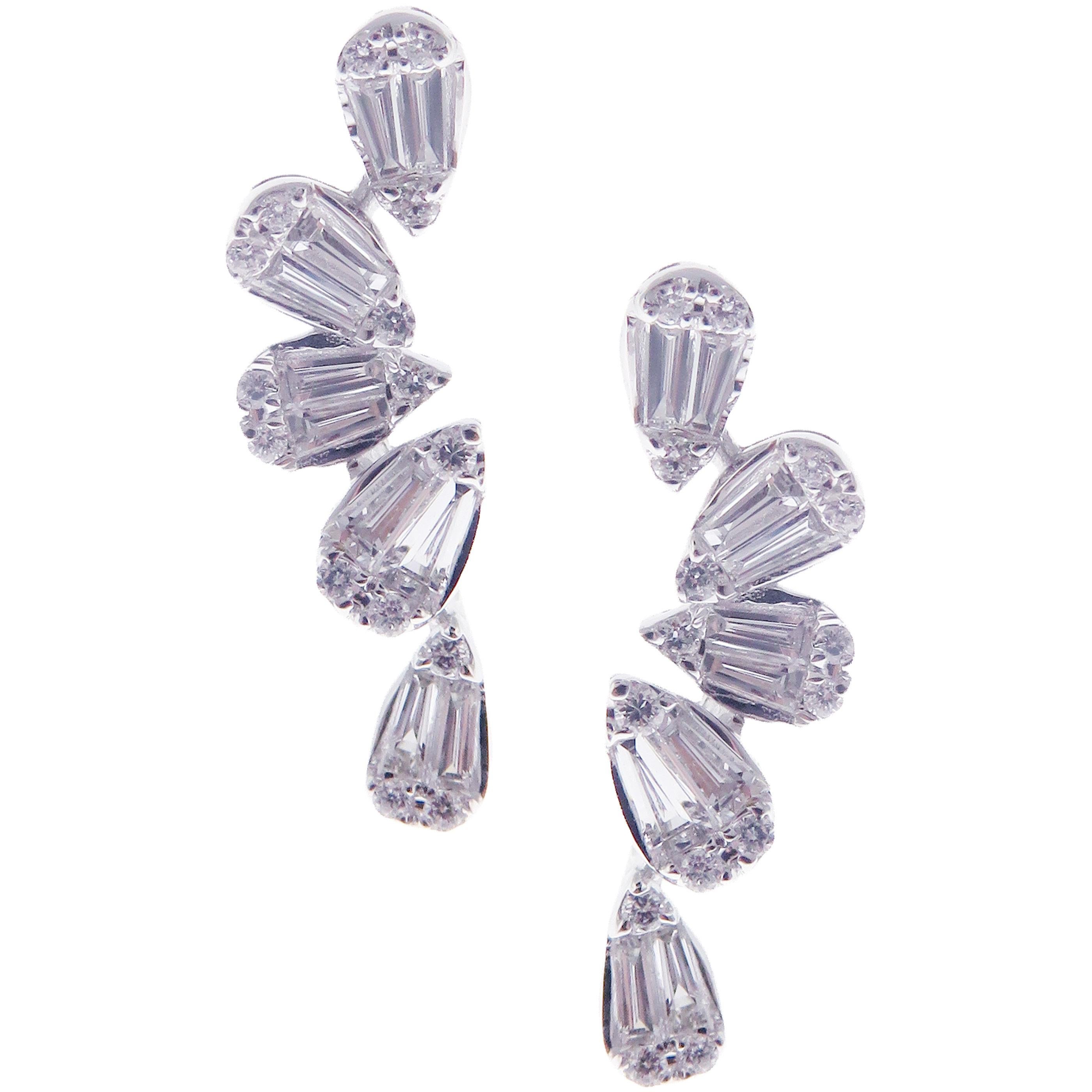 These trendy round and baguette diamond illusion crawler earrings are crafted in 18-karat white gold, featuring 30 round white diamonds totaling of 0.12 carats and 20 baguette white diamonds totaling of 0.52 carats.
Approximately total weight 3.63