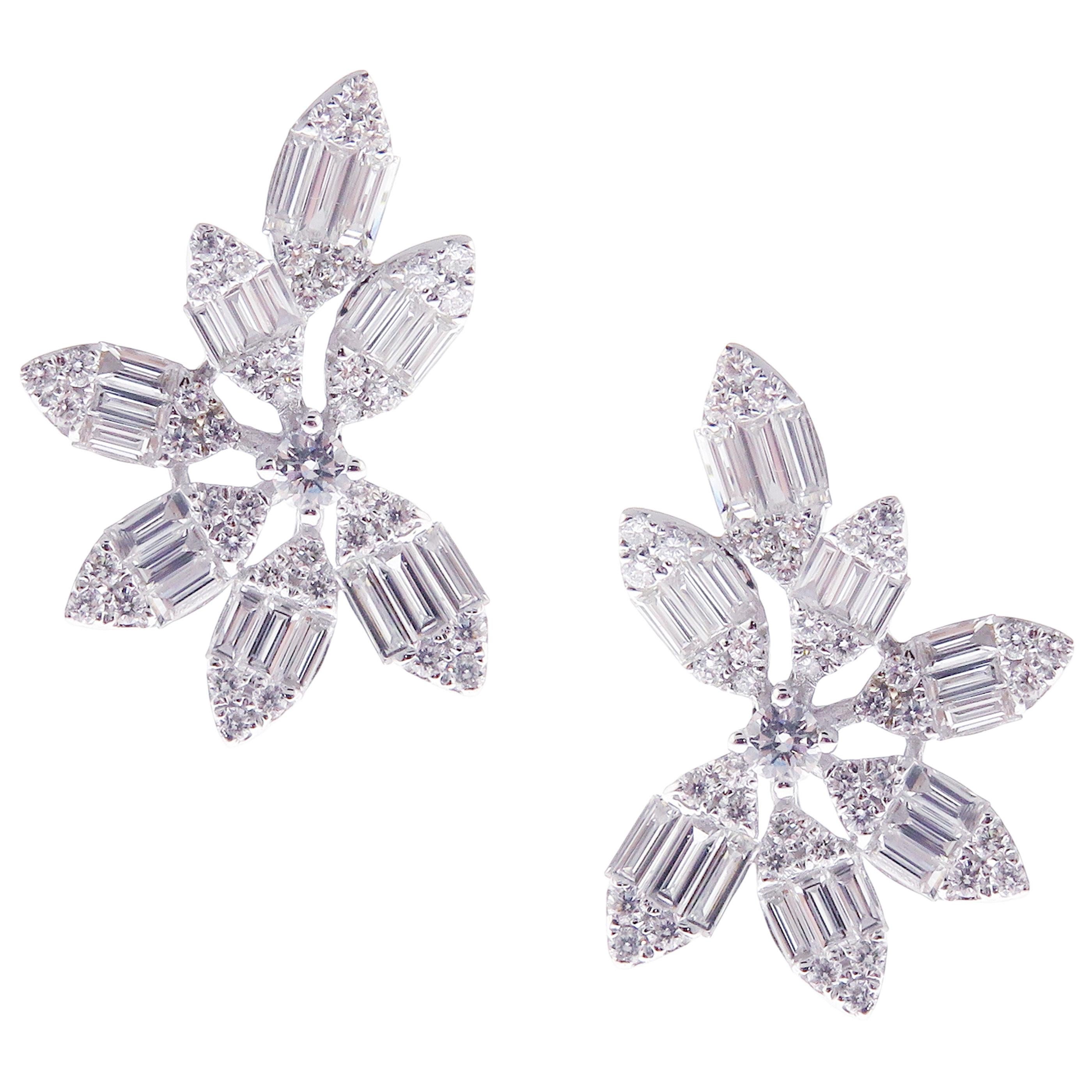 Questi orecchini a striscia con diamanti tondi e baguette sono realizzati in oro bianco da 18 carati e presentano 86 diamanti bianchi tondi per un totale di 0,58 carati e 42 diamanti bianchi baguette per un totale di 0,97 carati.
Peso totale circa