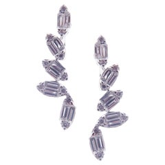 Boucles d'oreilles artisanales en or blanc 18 carats avec diamants ronds et baguettes