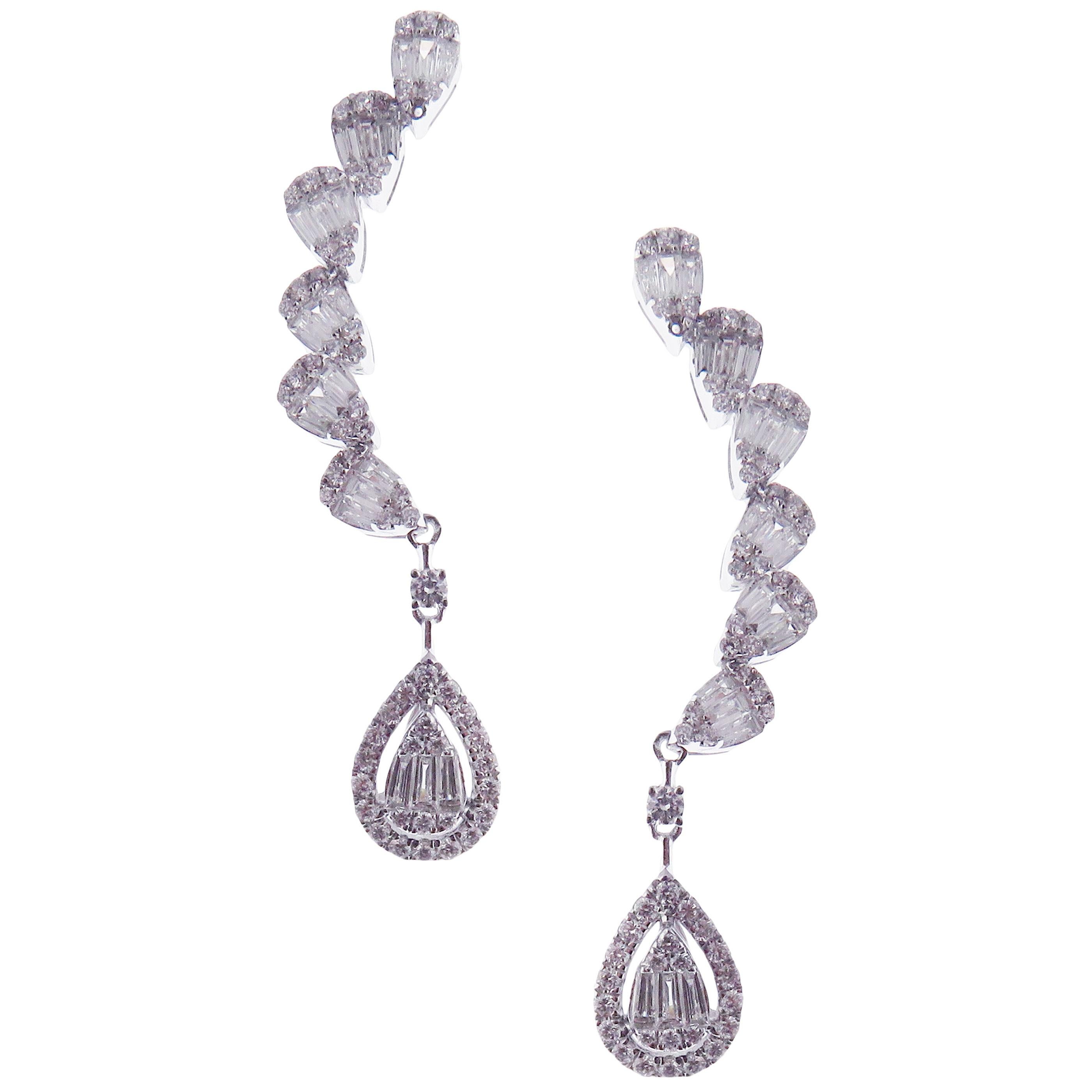 Ces boucles d'oreilles pendantes en or blanc 18 carats sont composées de 122 diamants ronds blancs totalisant 0,76 carats et de 42 diamants baguettes blancs totalisant 0,85 carats.
Poids total approximatif : 7,72 grammes.
Ces boucles d'oreilles sont