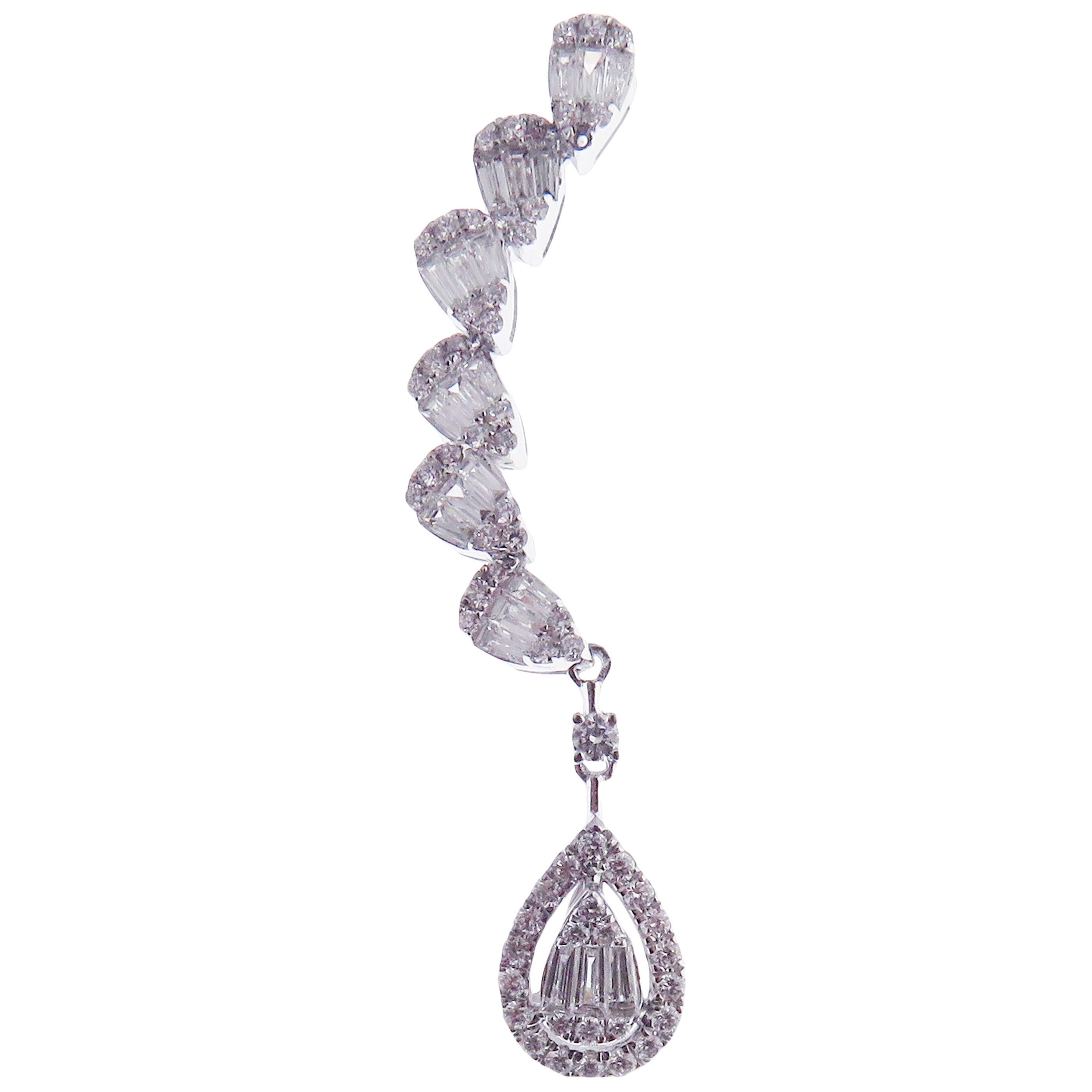 Taille ronde Pendants d'oreilles en or blanc 18 carats avec diamants ronds et baguettes en vente