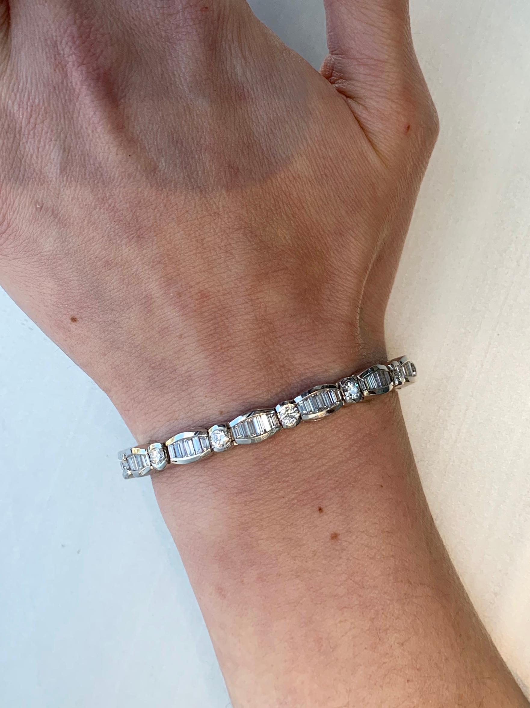 18 Karat White Gold Round and Baguette Diamond Tennis Bracelet In Excellent Condition In Pikesville, MD