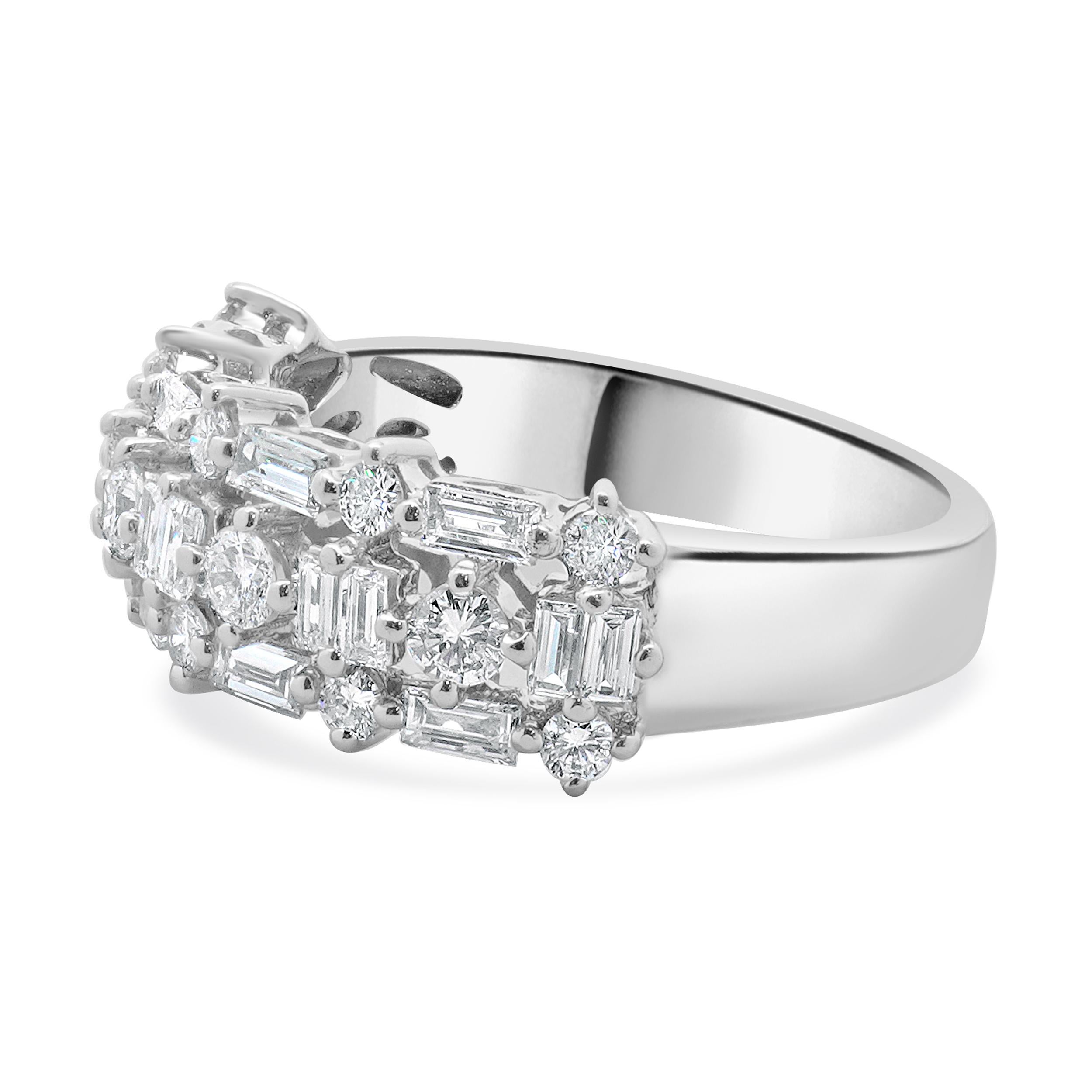 Designer: personalizzato
Materiale: oro bianco 18 carati
Diamanti: 32 tagli rotondi e a baguette = 0,98cttw
Colore: H
Chiarezza: SI2
Taglia: 7 taglie disponibili 
Peso: 5.72 grammi
