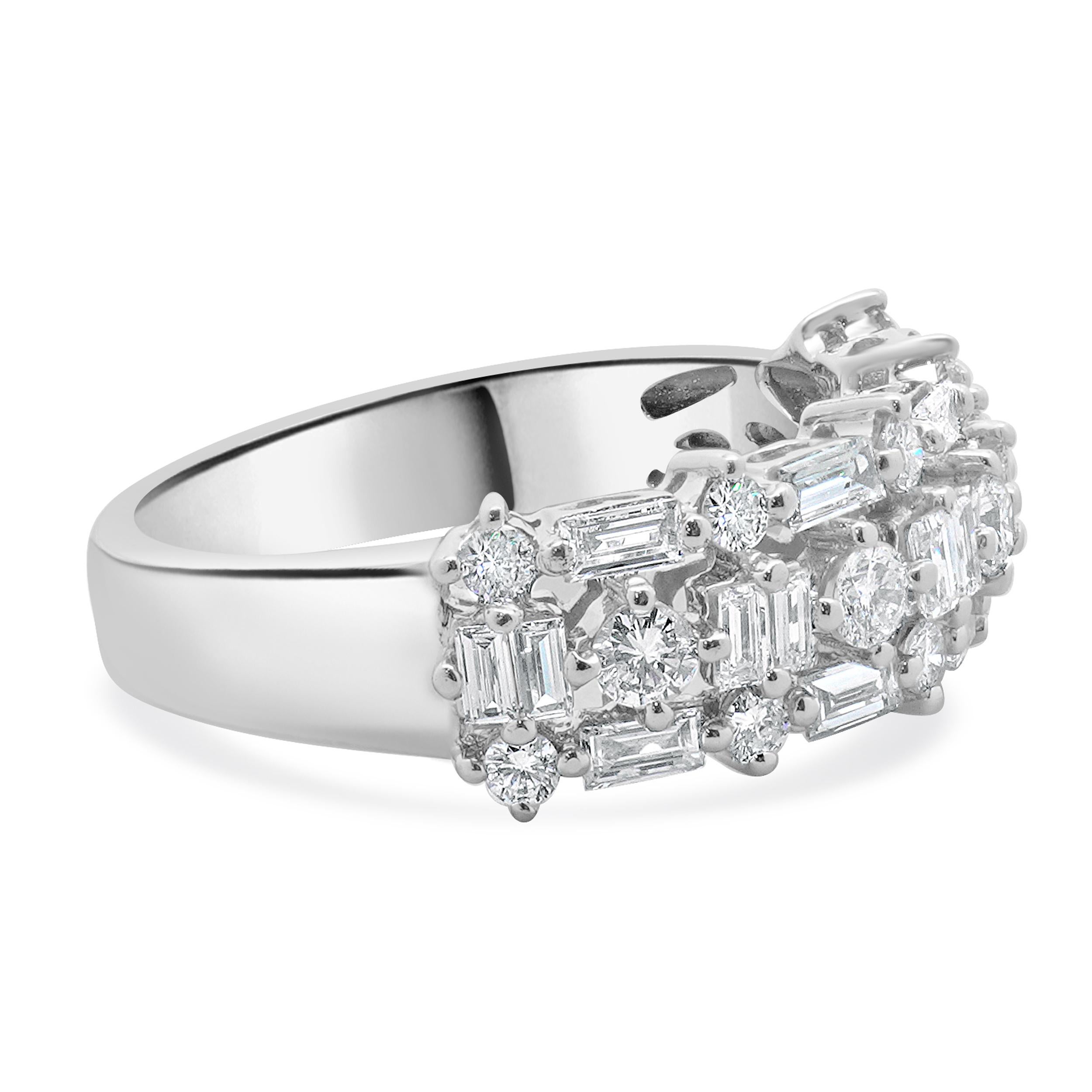 Taglio rotondo Fascia a tre file di diamanti tondi e a baguette in oro bianco 18 carati in vendita