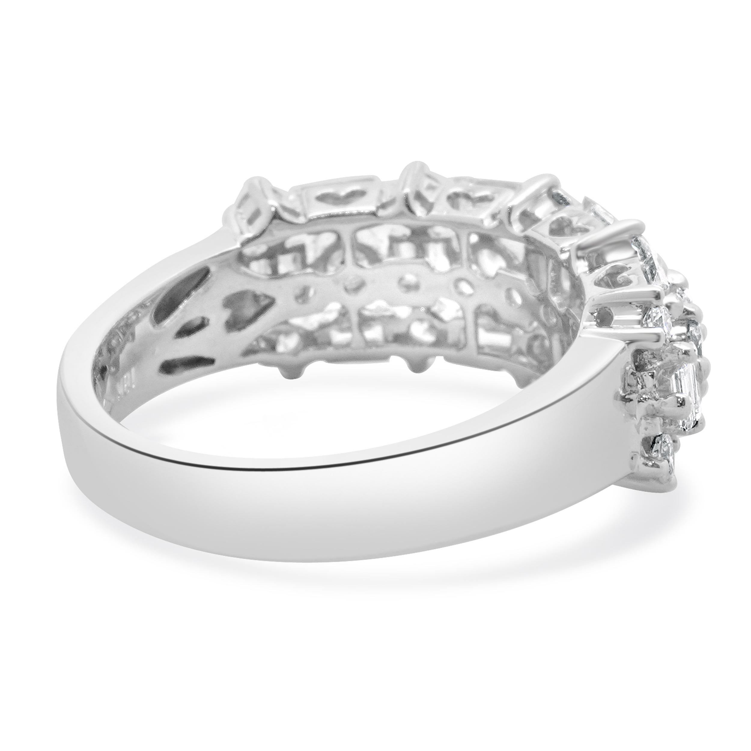 Fascia a tre file di diamanti tondi e a baguette in oro bianco 18 carati In condizioni ottime in vendita a Scottsdale, AZ