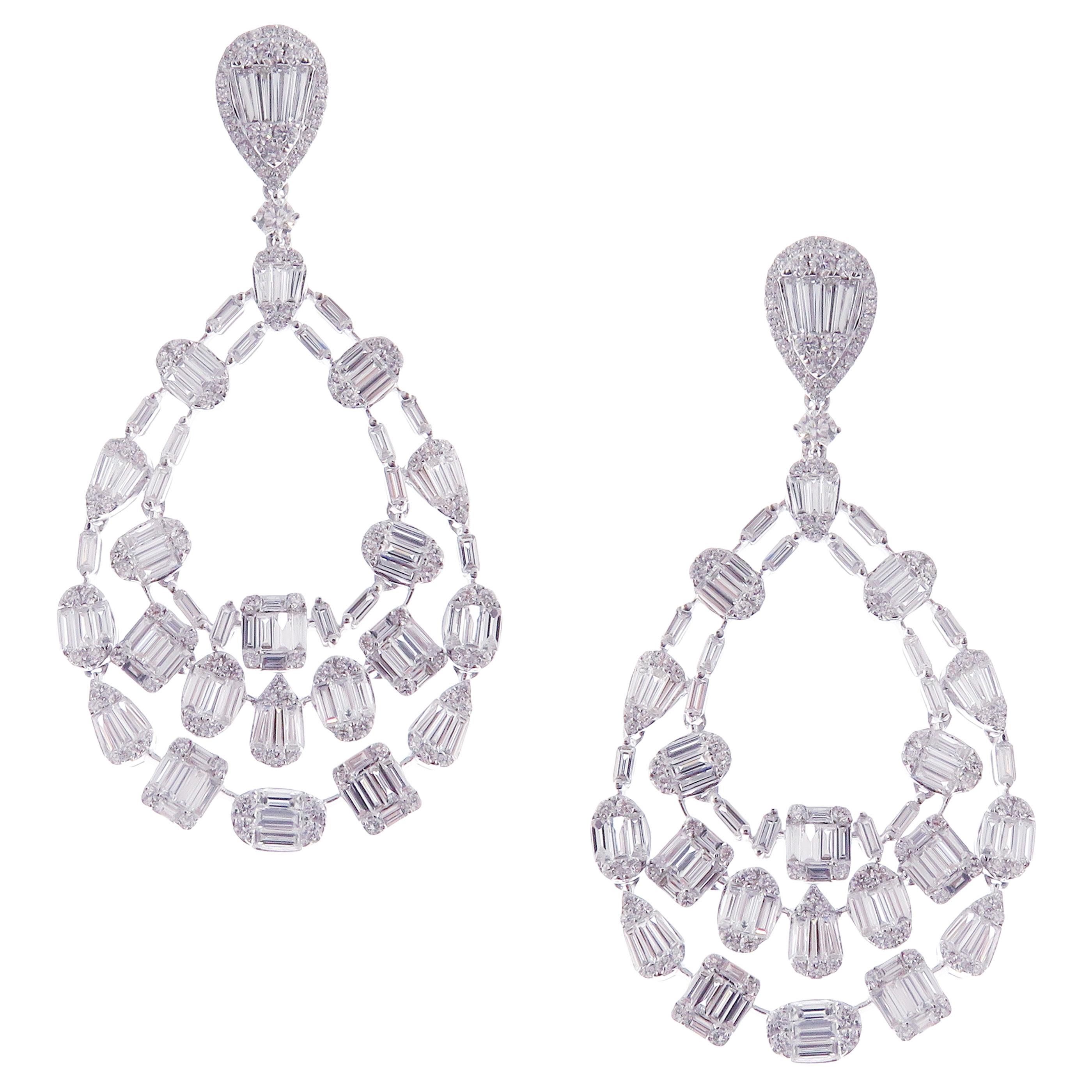 Questi eleganti orecchini pendenti multiforme con diamanti bianchi tondi e baguette incastonati a illusione sono realizzati in oro bianco da 18 carati, con 250 diamanti bianchi tondi per un totale di 2,59 carati e 190 diamanti bianchi baguette per