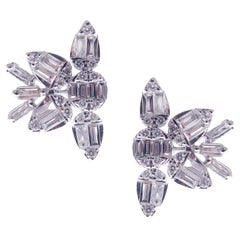 Clous d'oreilles flocon de neige en or blanc 18 carats avec diamants ronds et baguettes