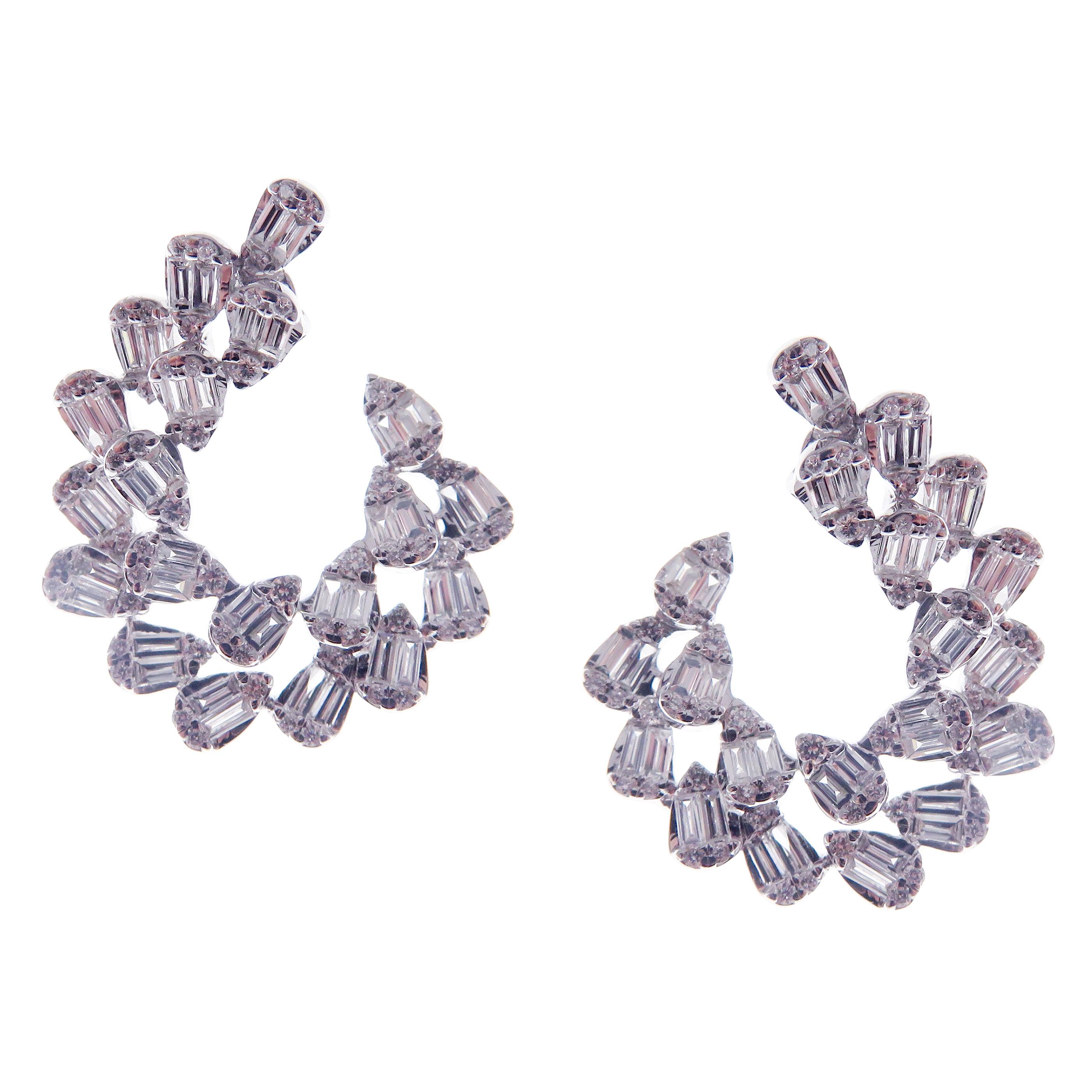 Questi orecchini a goccia di tendenza con diamanti bianchi tondi e baguette sono realizzati in oro bianco 18 carati, con 118 diamanti bianchi tondi per un totale di 0,52 carati e 80 diamanti bianchi baguette per un totale di 1,13 carati.
Peso totale