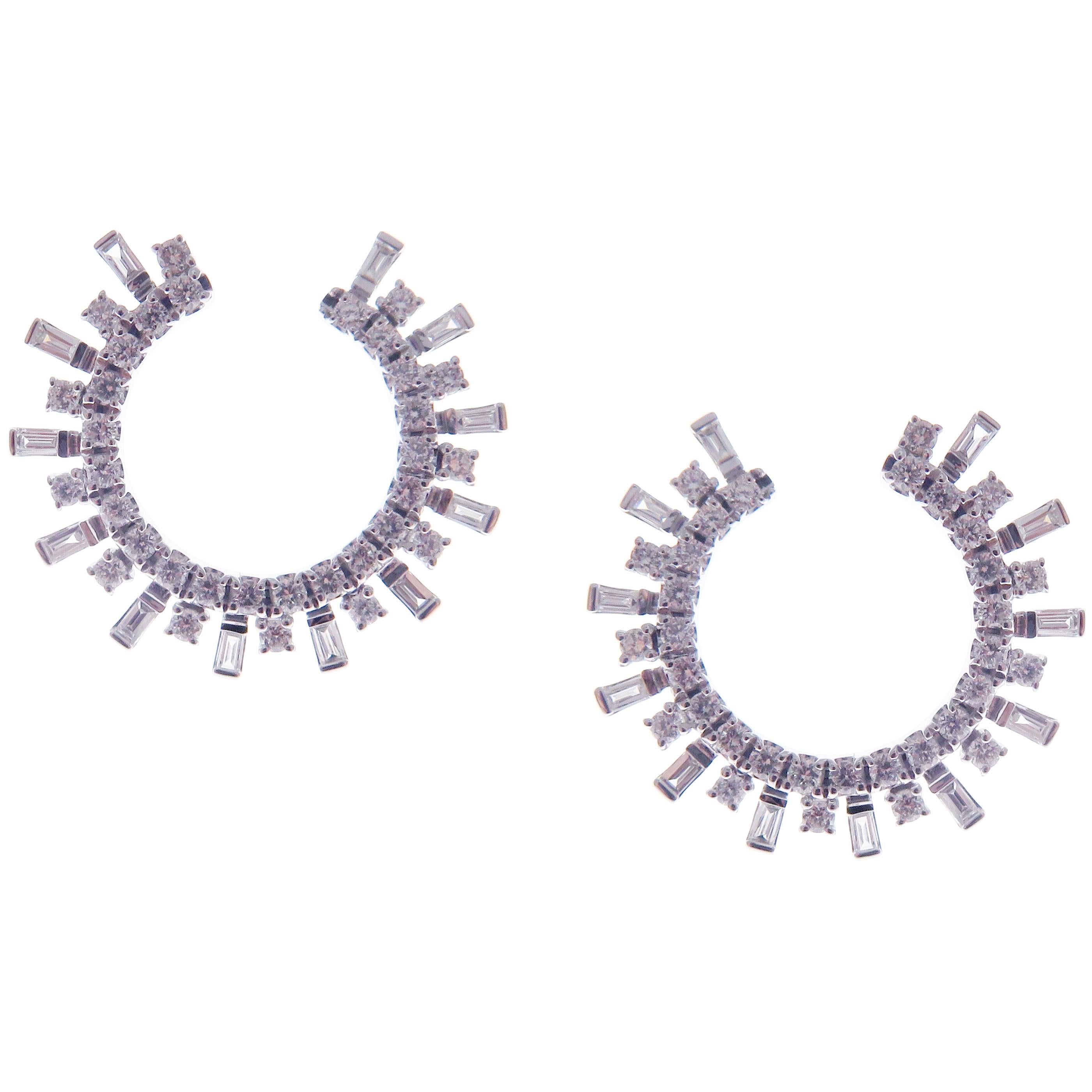 Diese trendigen Schneeflocken-Ohrringe mit runden und Baguette-Weißdiamanten sind aus 18 Karat Weißgold gefertigt und mit 66 runden weißen Diamanten von insgesamt 0,51 Karat und 24 weißen Baguette-Diamanten von insgesamt 0,24 Karat besetzt.
Diese