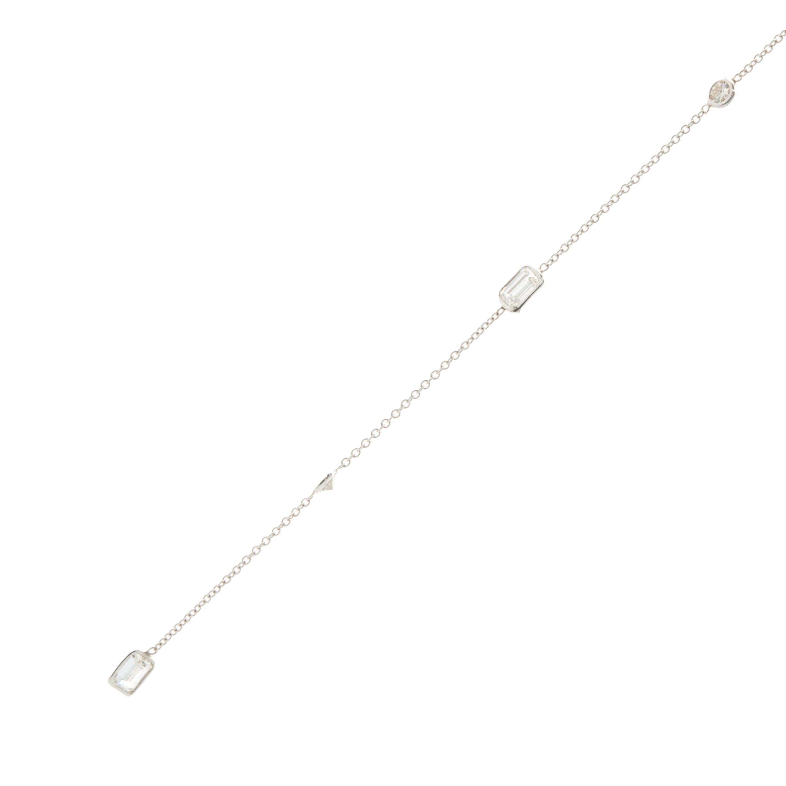 18 Karat Weißgold Lariat-Halskette mit rundem und Diamanten im Smaragdschliff im Zustand „Hervorragend“ im Angebot in Scottsdale, AZ