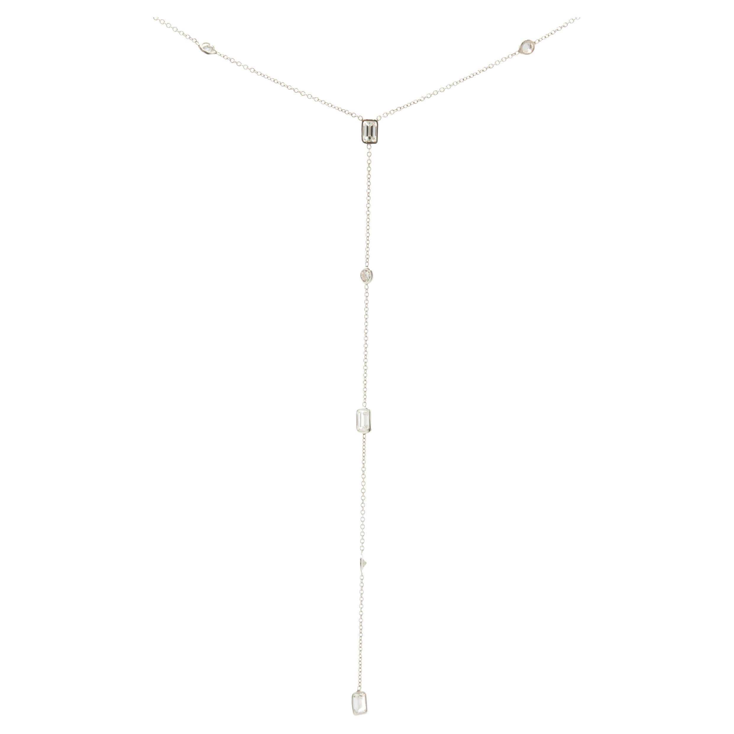18 Karat Weißgold Lariat-Halskette mit rundem und Diamanten im Smaragdschliff im Angebot