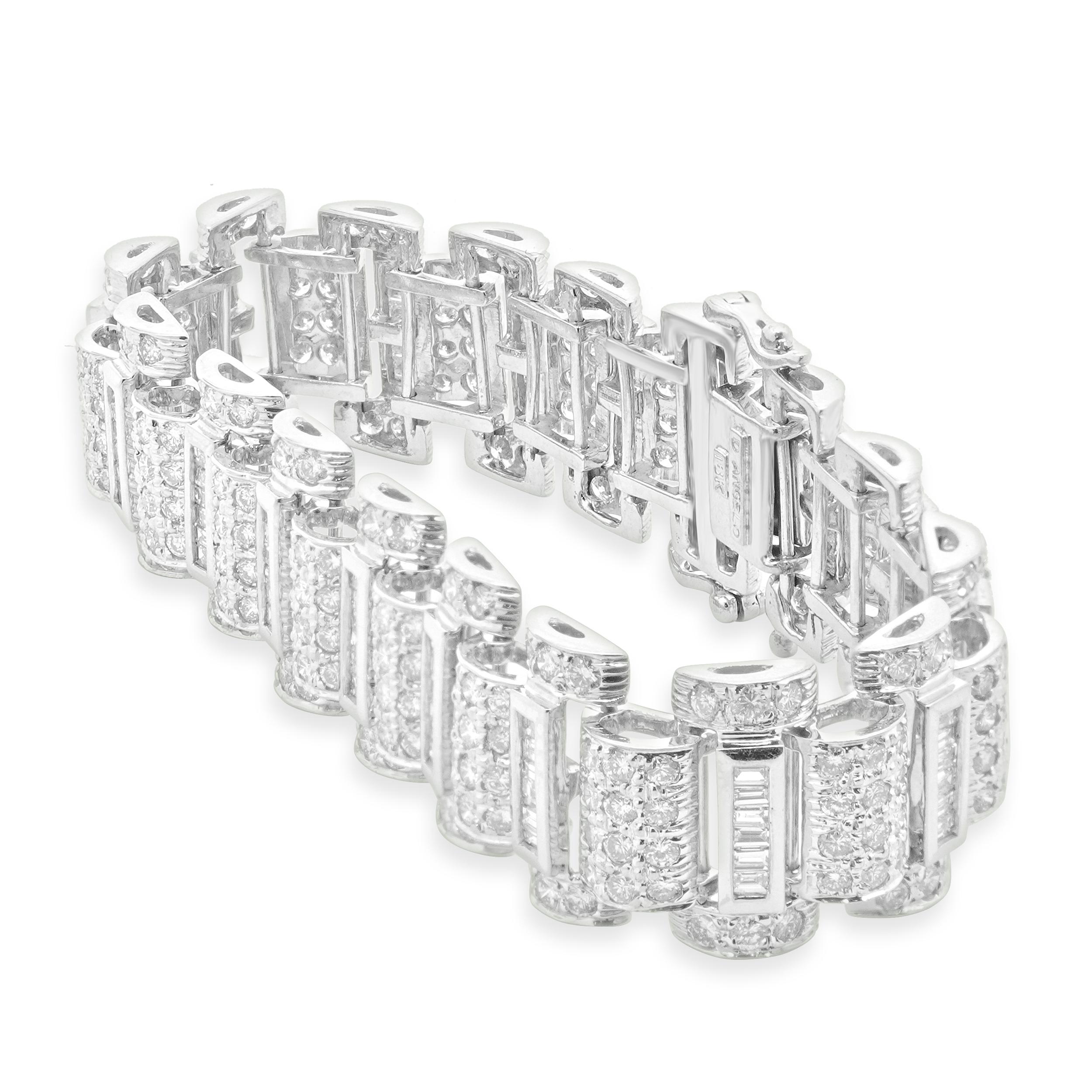 Designer : De Angelo
Matériau : Or blanc 18K
Diamant : taille ronde, brillante et baguette = 15,30cttw
Couleur : H 
Clarté : VS2-SI2
Dimensions : le bracelet convient à un poignet de 6.75 pouces maximum.
Poids : 53,62 grammes
