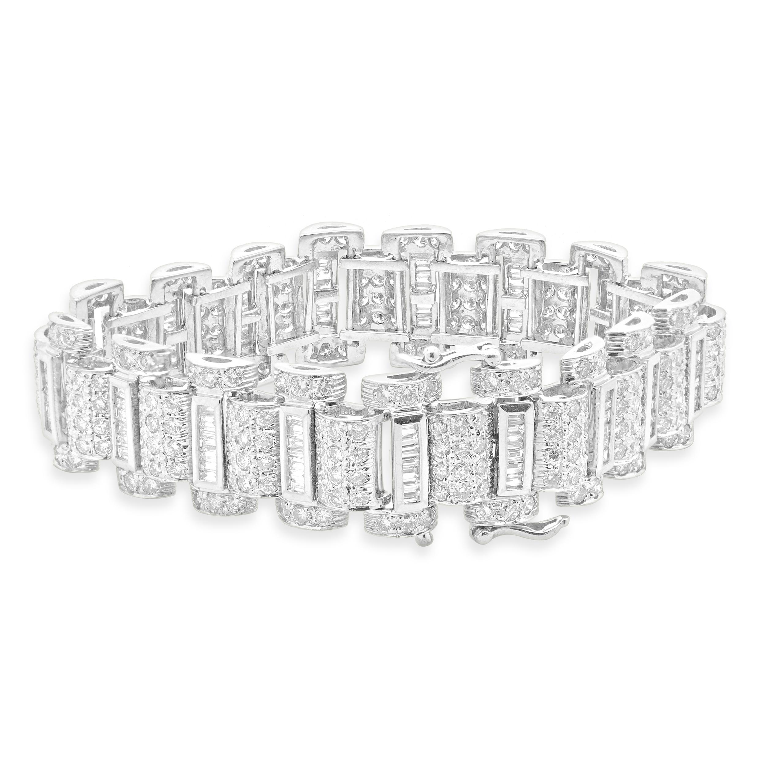 Taille baguette Bracelet à maillons en or blanc 18 carats avec diamants taille ronde brillants et baguettes en vente