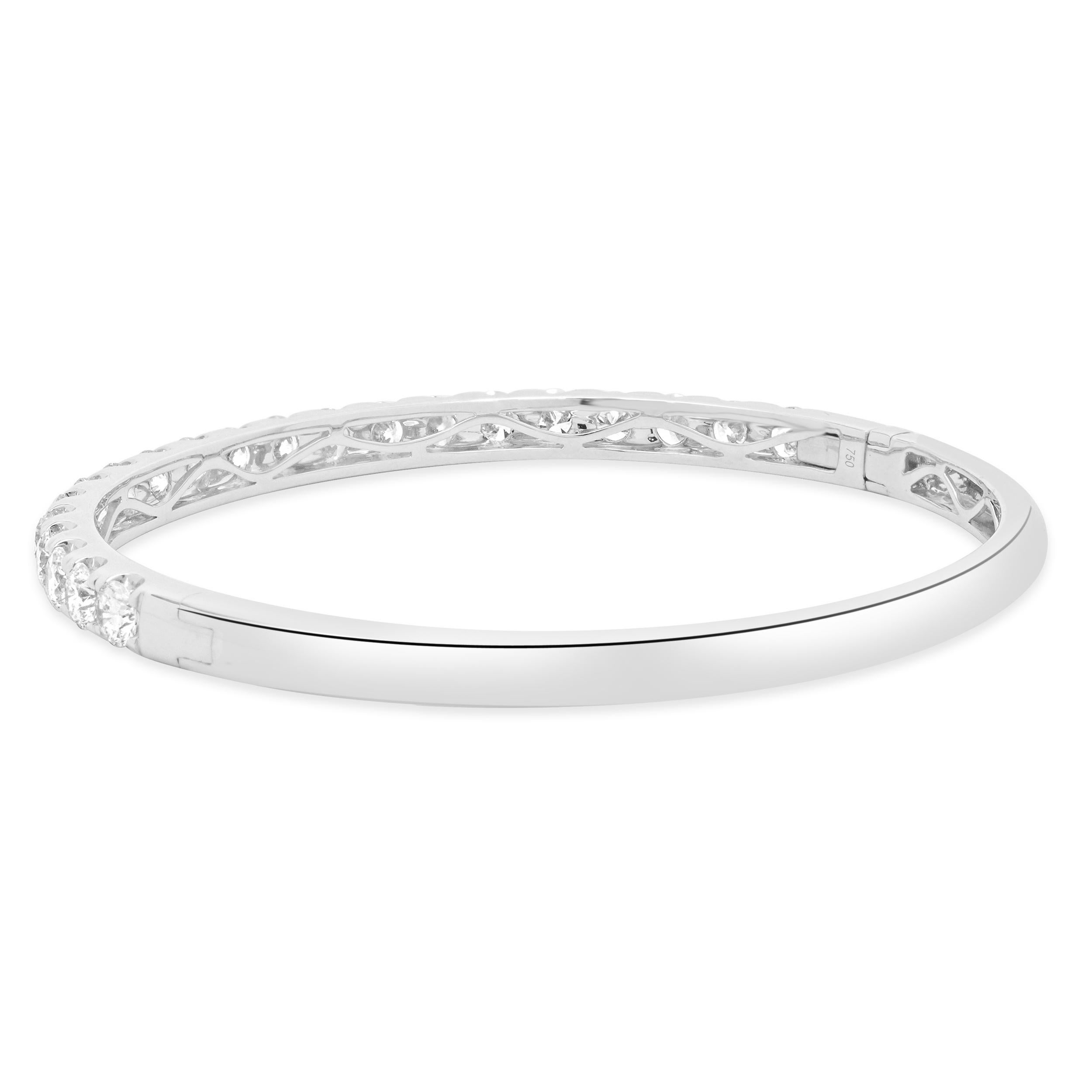Taille ronde Bracelet en or blanc 18 carats avec diamants ronds taillés en brillant en vente