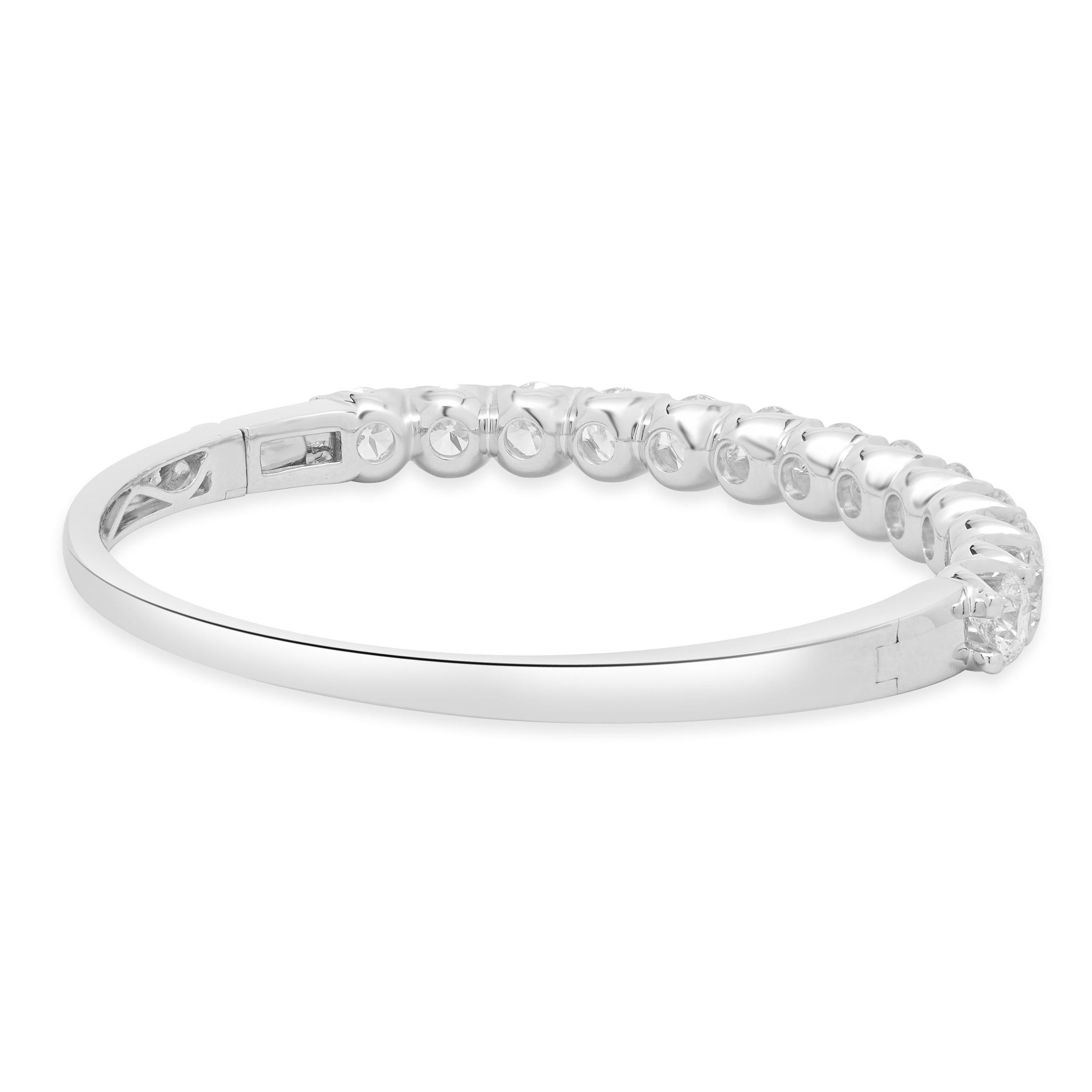 Taille ronde Bracelet en or blanc 18 carats avec diamants ronds taillés en brillant en vente