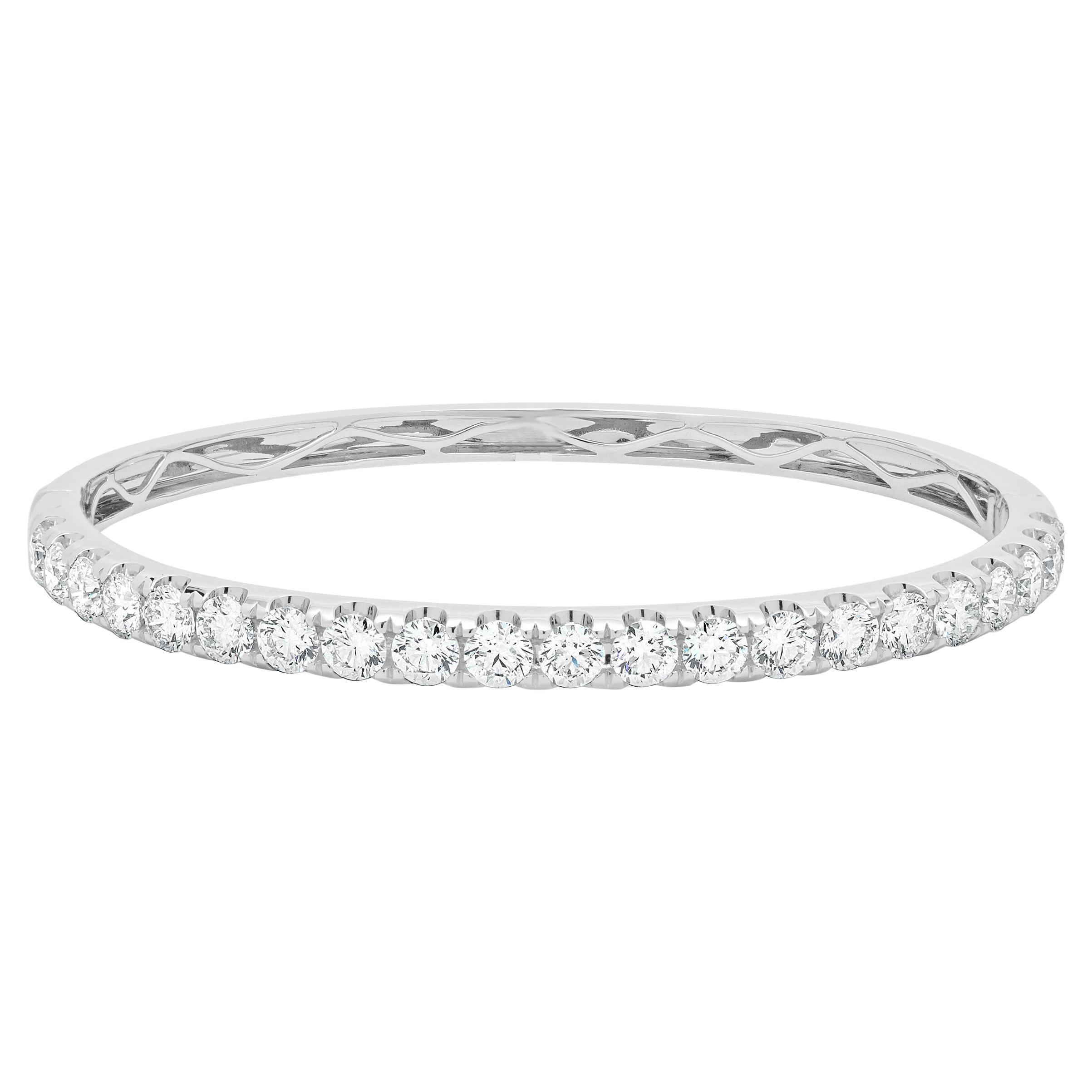 18 Karat White Gold Round Brilliant Cut Diamond Bangle Bracelet