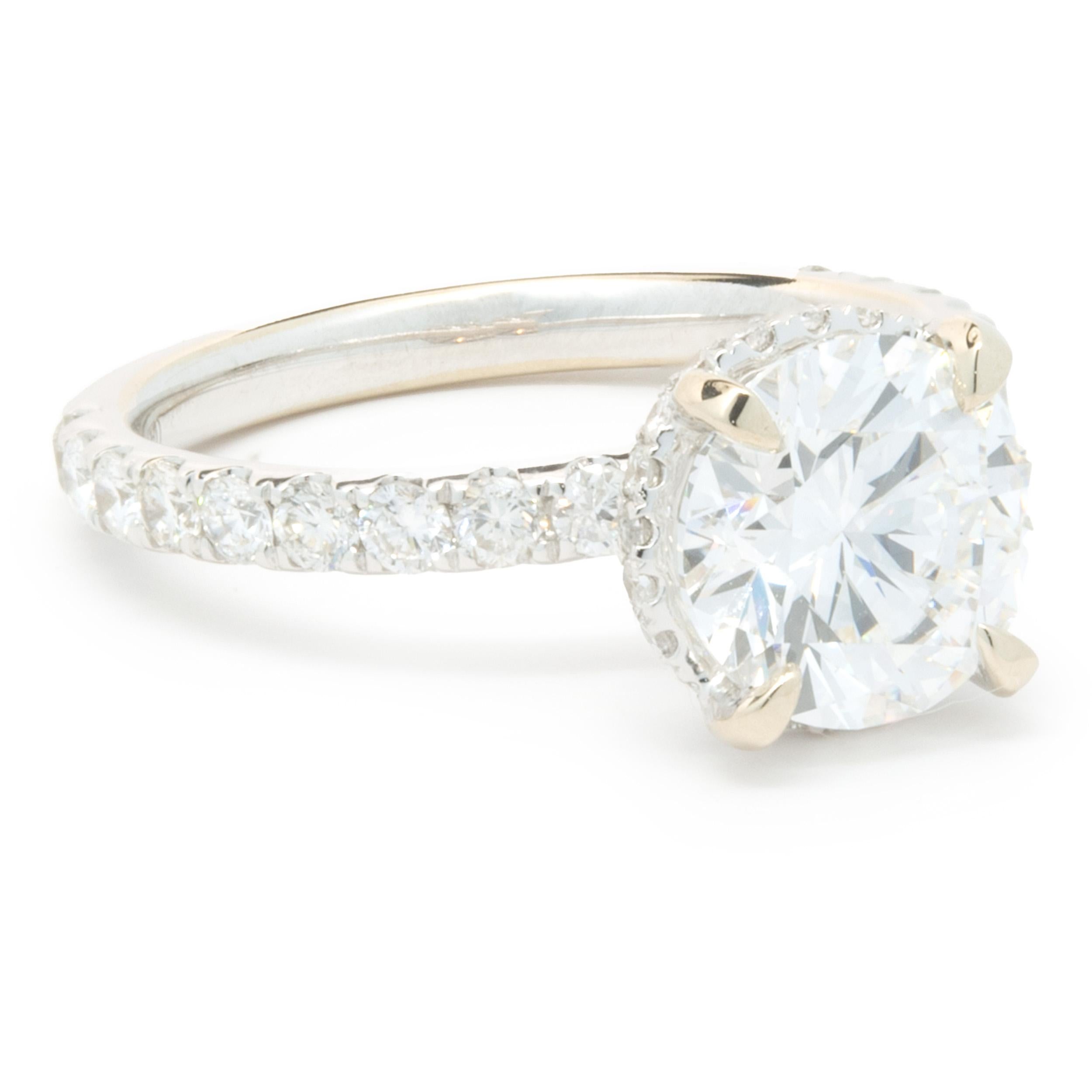 Concepteur : personnalisé
Matériau : Or blanc 18K
Diamant : 1 rond de taille brillant = 2,01ct
Couleur : E
Clarté : IF
GIA : 2135368485
Diamant : 40 diamants ronds de taille brillant = 0,66cttw
Couleur : G
Clarté : VS2
Dimensions : la partie