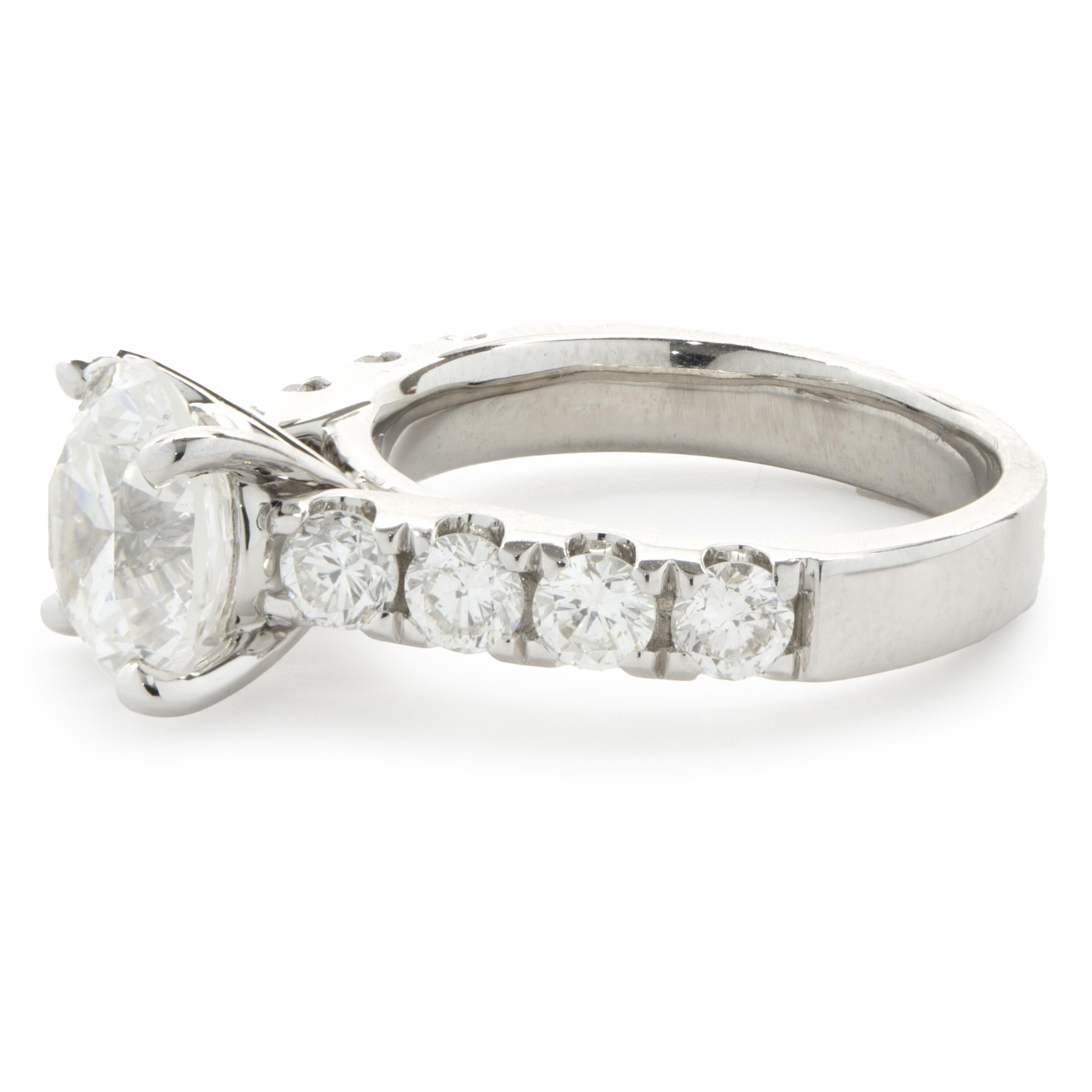 Designer: personalizzato
Materiale: oro bianco 18 carati
Diamante: 1 taglio brillante rotondo = 2,75ct
Colore: E
Chiarezza: I1
Diamante: 8 tagli tondi a brillante = 1,08cttw
Colore: G
Chiarezza: VS2
Dimensioni: la parte superiore dell'anello misura