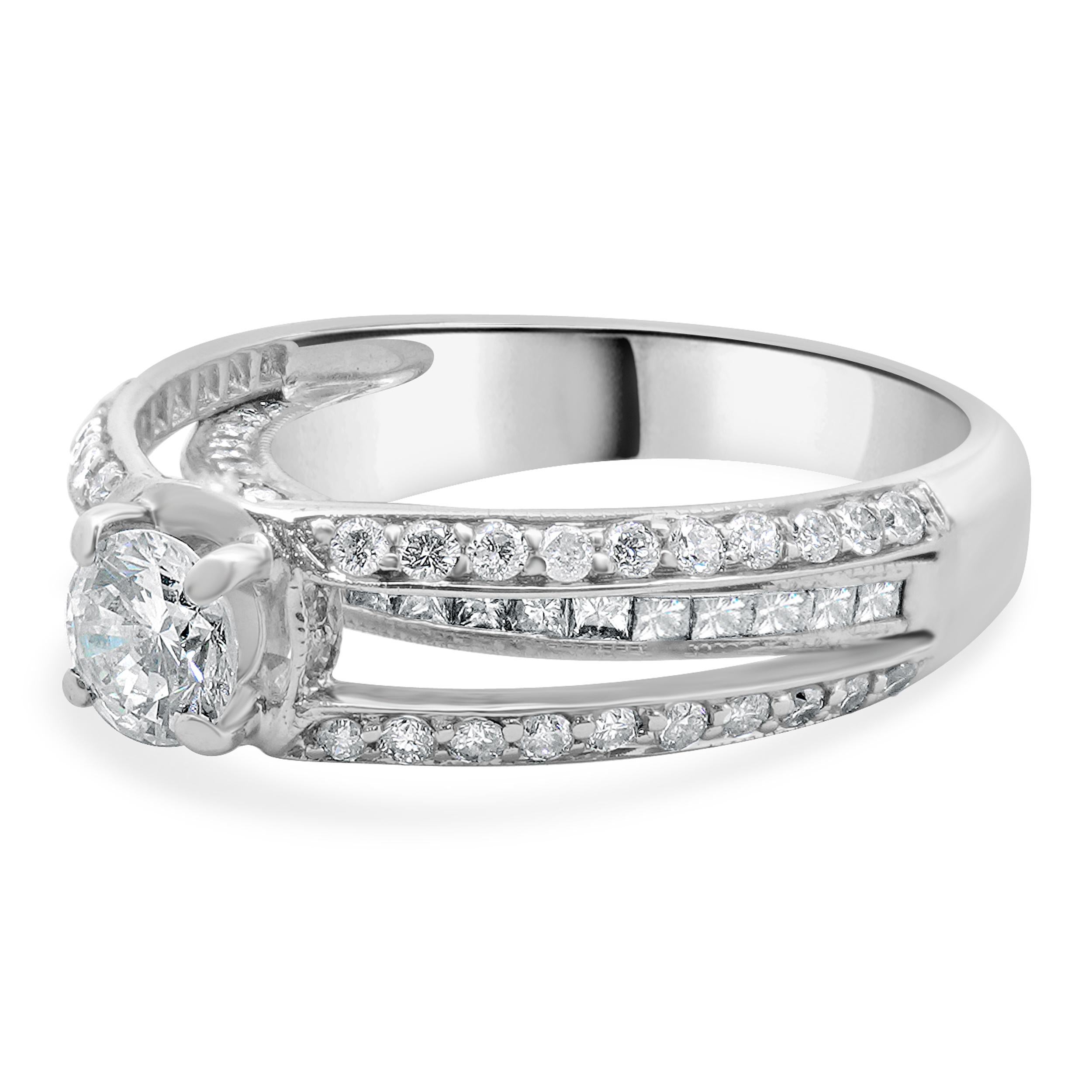 Designer : design personnalisé
Matériau : Or blanc 18K
Diamant central : 1 diamant rond de taille brillant = 0,80ct
Couleur : I
Clarté : SI2
Diamant : 20 taille ronde et princesse = 0,40cttw
Couleur : I
Clarté : SI1-2
Dimensions : la partie