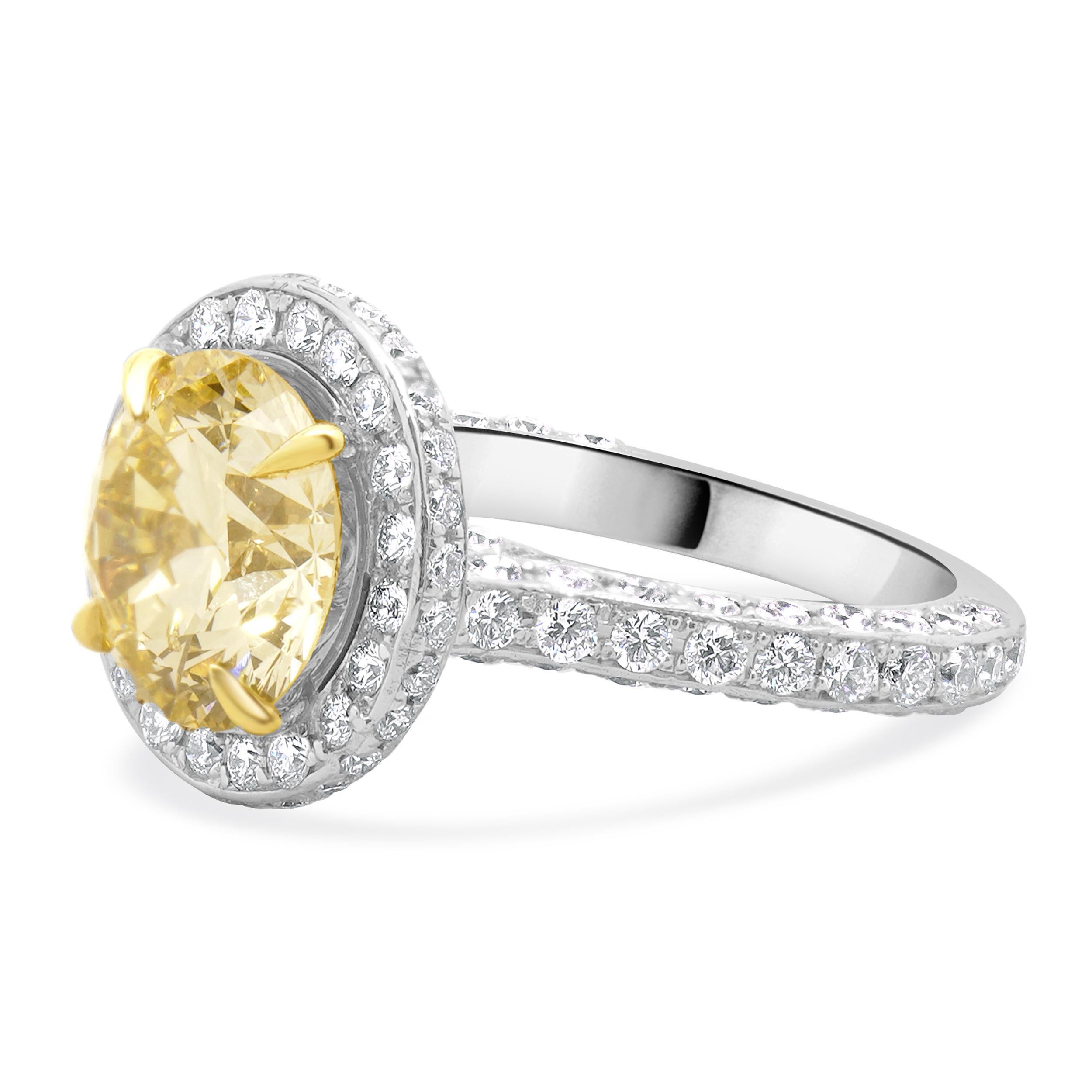 Diseñador: custom
Material: oro blanco de 18 quilates
Diamante central: 1 talla brillante redonda = 3,40ct
Color : O-P
Claridad : SI1
Diamante: 90 talla brillante redonda = 1,75ctw
Color : G
Claridad : VS1-2
Talla: 6 tallas complementarias