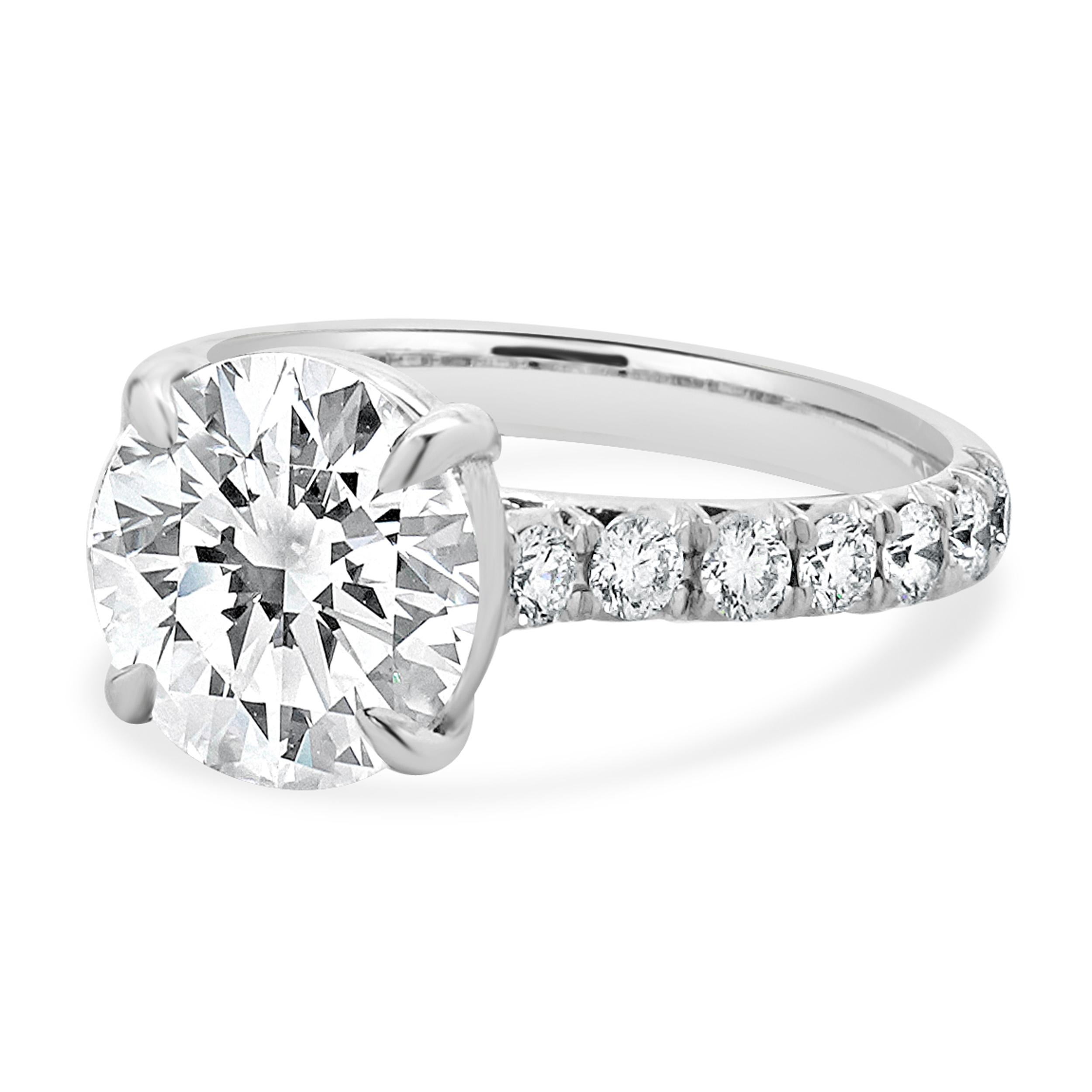 MATERIAL: 18K Weißgold
Zentraler Diamant: runder Brillantschliff = 3,08ct
Farbe: G
Klarheit: SI2
GIA: 7301341162
Diamanten: 14 runde Brillantschliffe = 0,58cttw
Farbe: G
Klarheit: VS1-2
Ringgröße: 5.75 (bitte erlauben Sie bis zu 2 zusätzliche