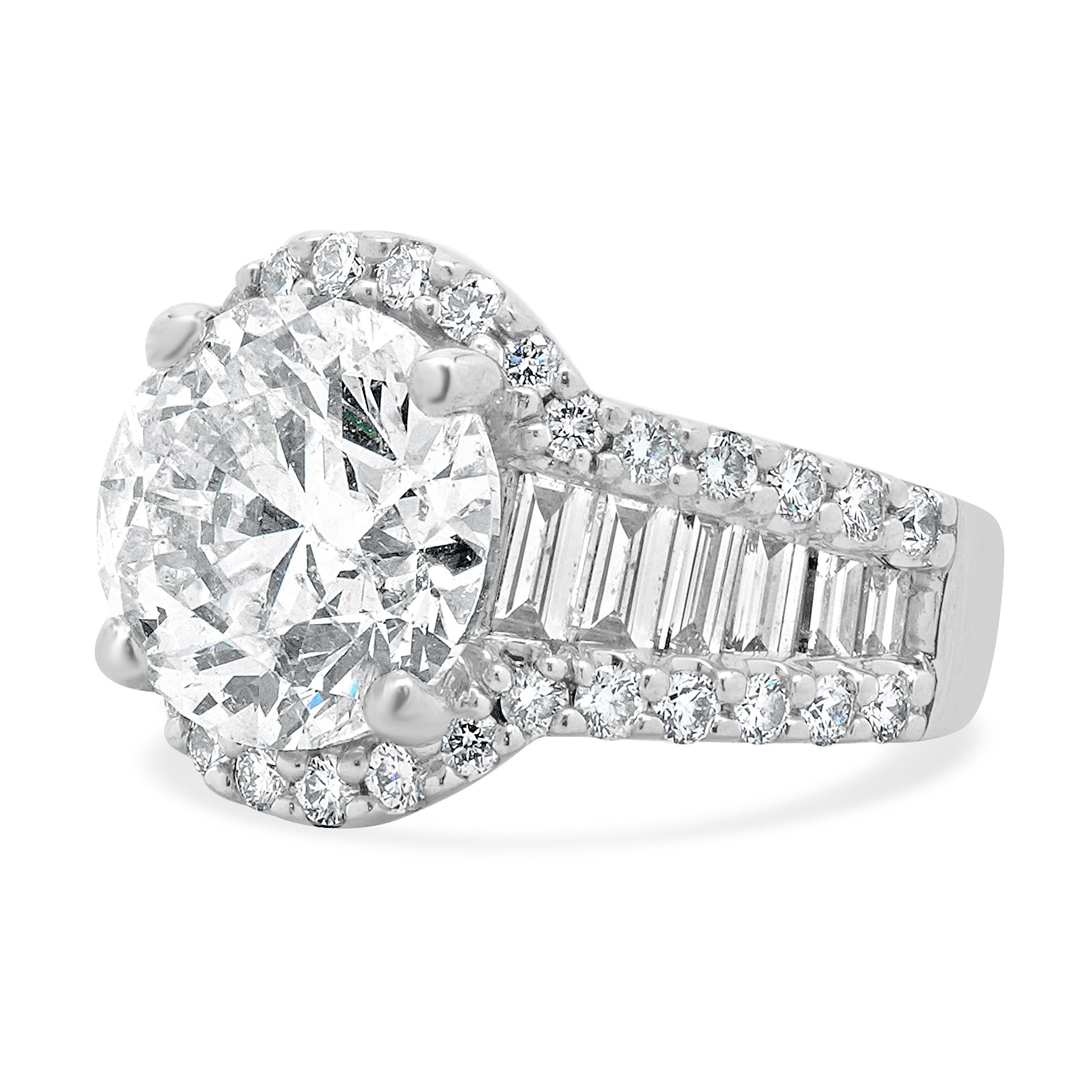 Matériau : Or blanc 18K
Diamant central : 1 diamant rond de taille brillant = 4,00ct
Couleur : K.
Clarté : I1
Diamant : 48 tailles rondes et baguettes = 1,70cttw
Couleur : H
Clarté : SI1
Taille de l'anneau : 4,75 (veuillez prévoir jusqu'à 2 jours
