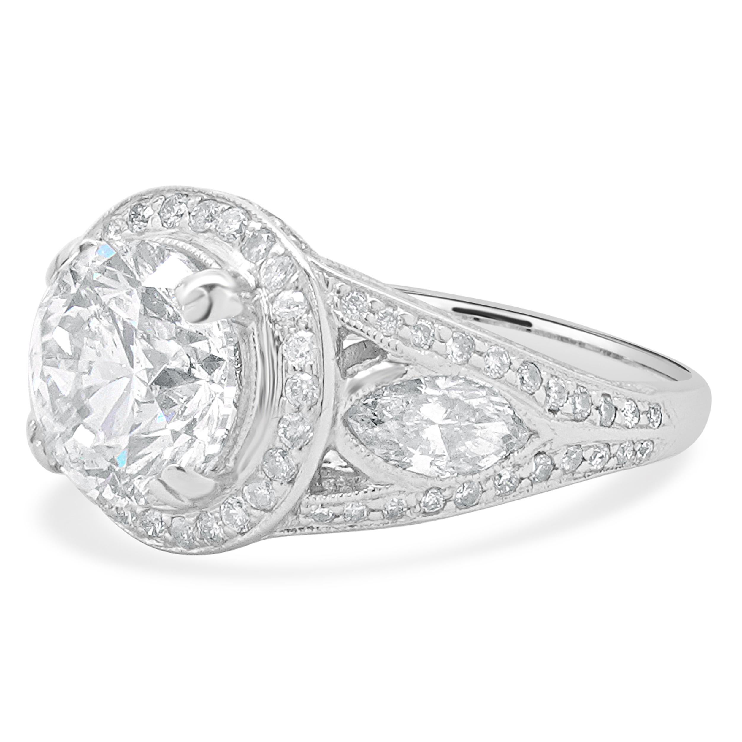Designer: personalizzato
Materiale: oro bianco 18 carati
Diamante centrale: 1 taglio brillante rotondo = 3.01ct
Colore: E
Chiarezza: SI3
EGL: 36836XXXD
Diamante: 2 tagli a marquise = 0,70cttw
Colore: I
Chiarezza: SI1
Diamante: 160 tagli rotondi a