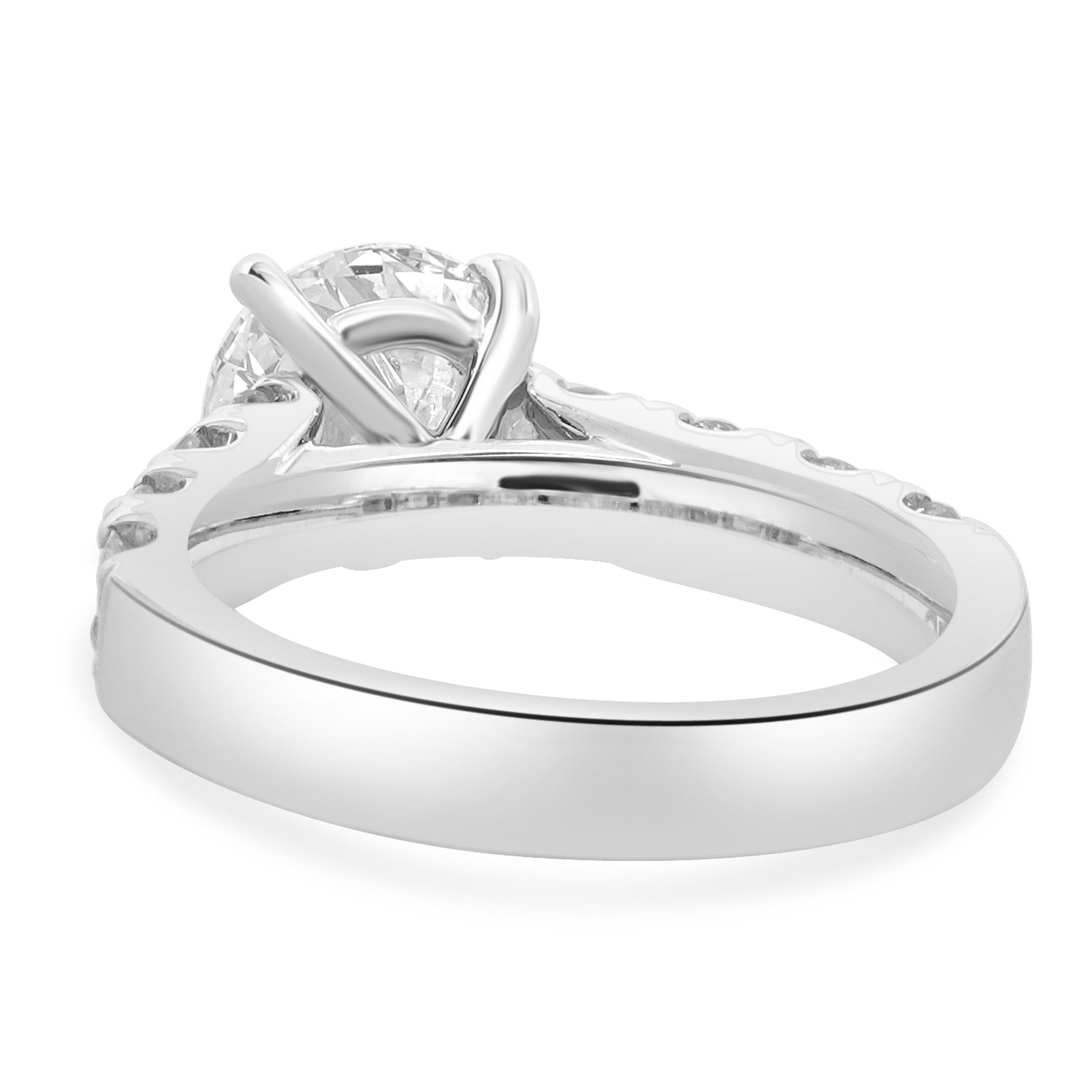 Taille brillant Bague de fiançailles en or blanc 18 carats avec diamants taille brillant rond en vente