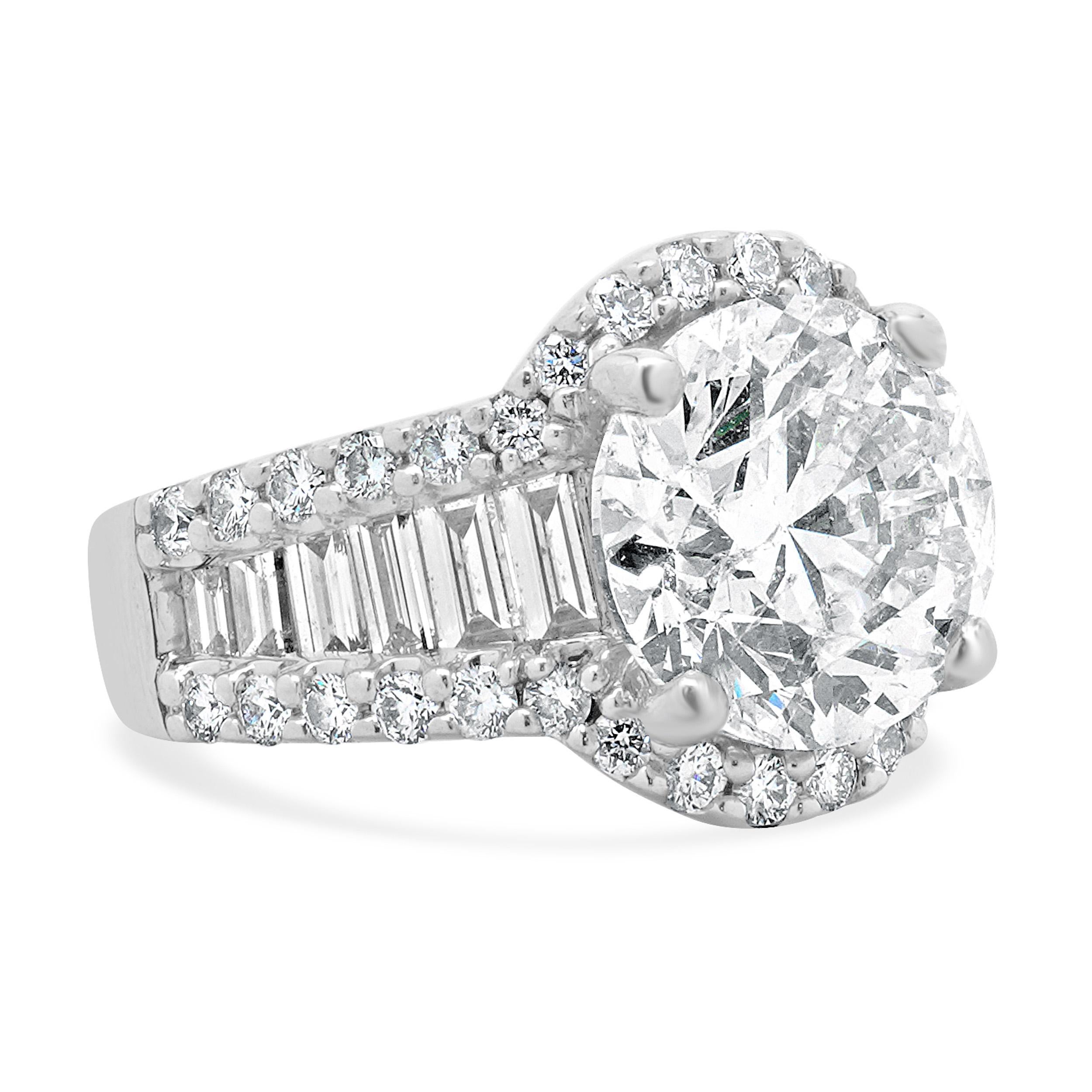 Taille ronde Bague de fiançailles en or blanc 18 carats avec diamants taille brillant rond en vente