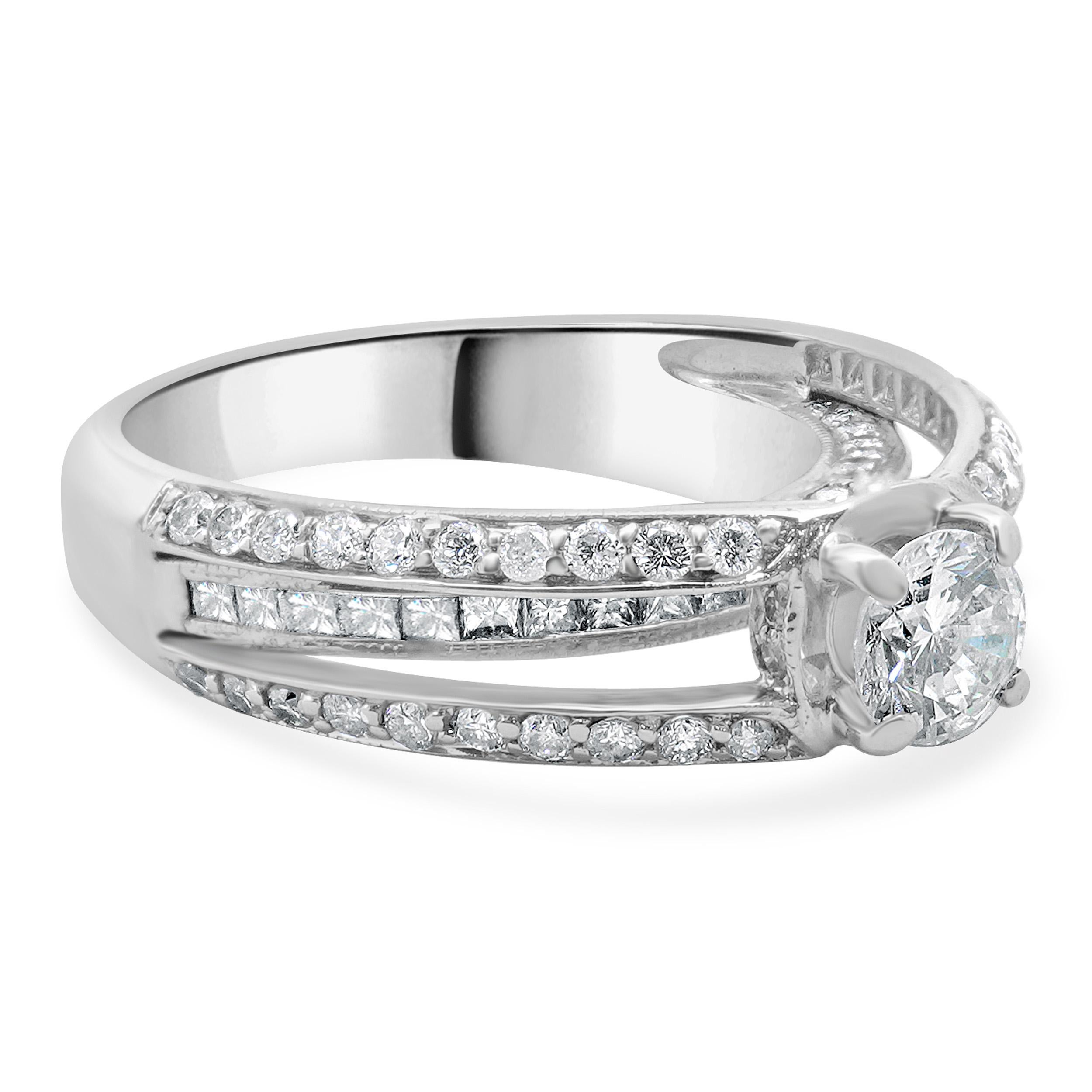 Bague de fiançailles en or blanc 18 carats avec diamants taille brillant rond Excellent état - En vente à Scottsdale, AZ
