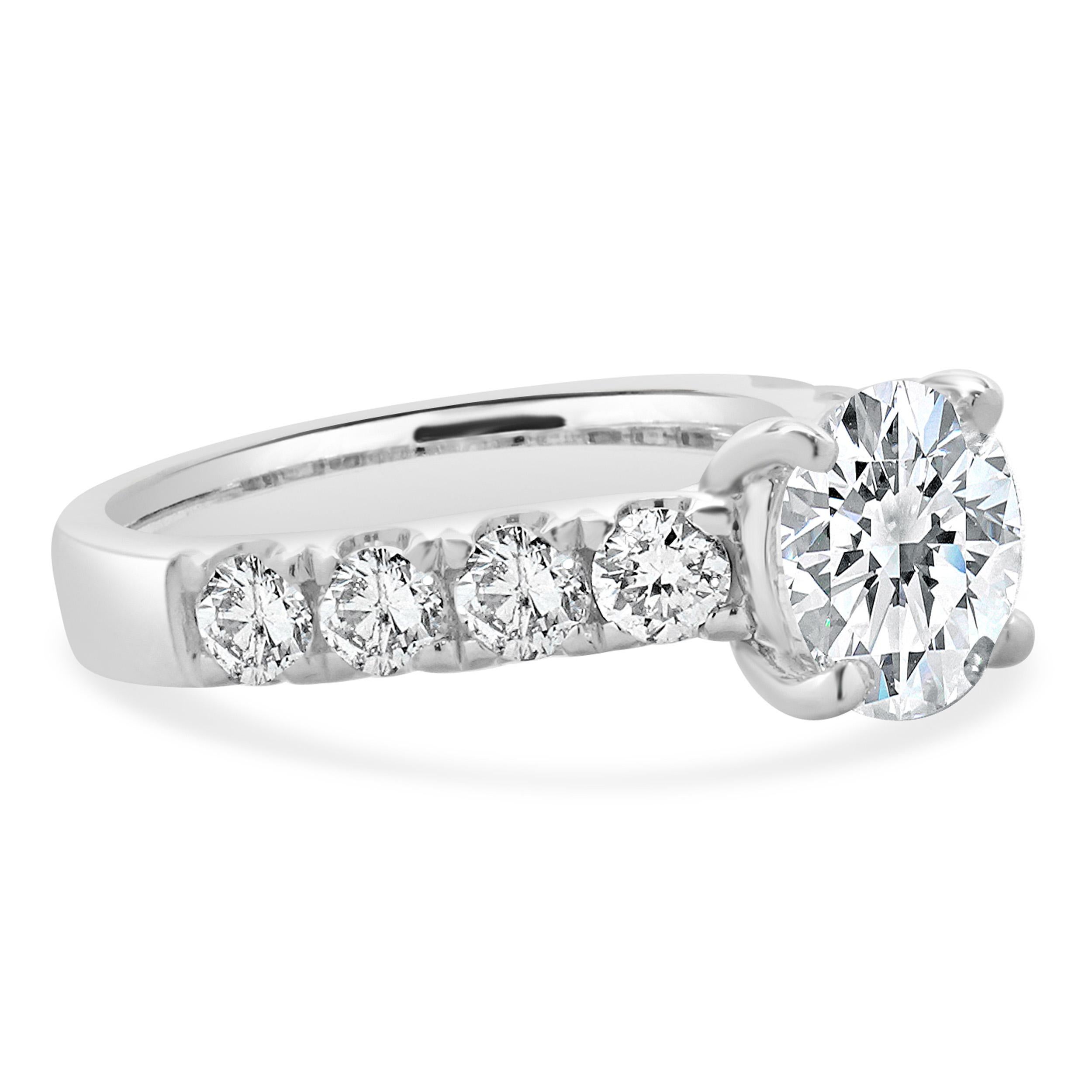 Bague de fiançailles en or blanc 18 carats avec diamants taille brillant rond Excellent état - En vente à Scottsdale, AZ