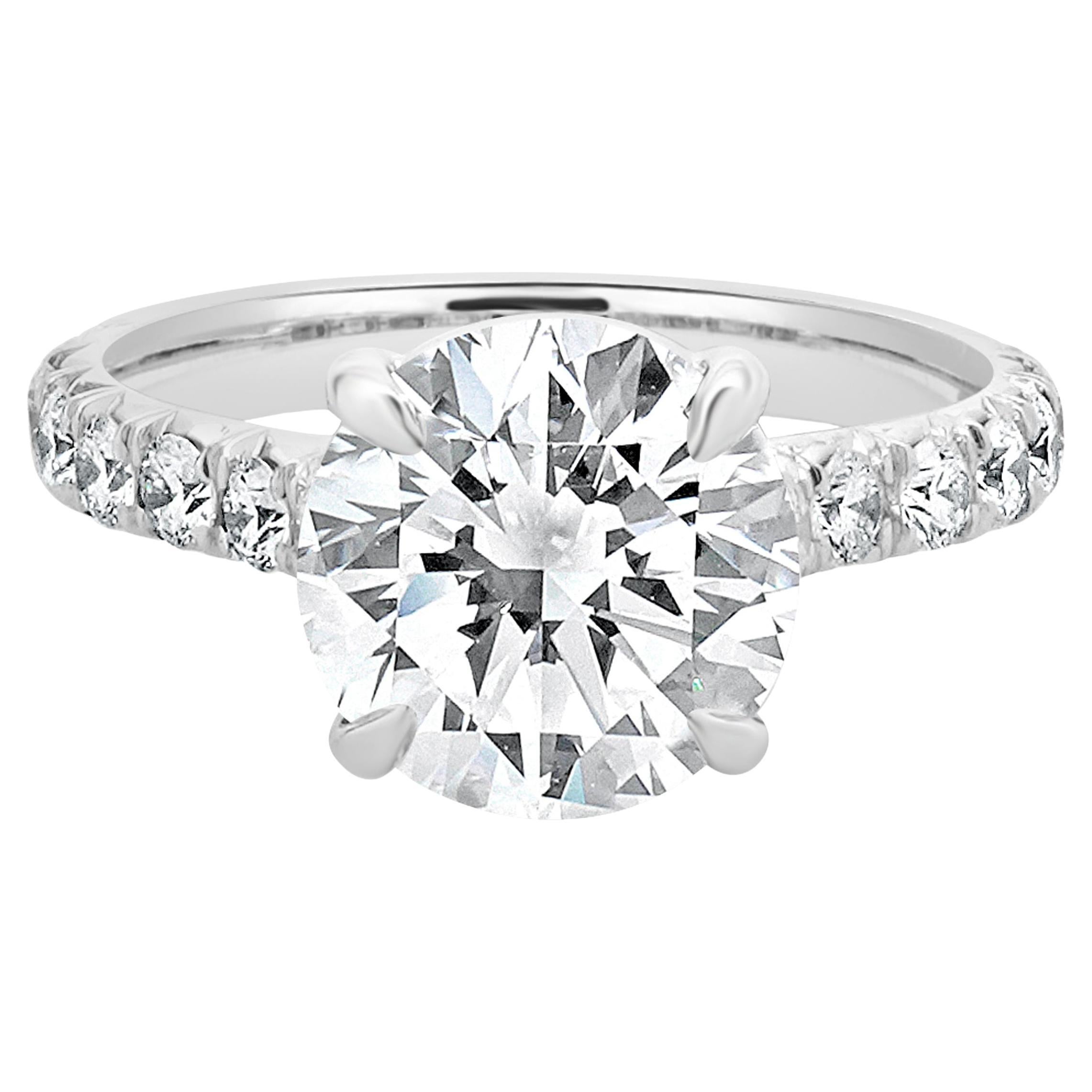 Verlobungsring aus 18 Karat Weißgold mit rundem Diamanten im Brillantschliff
