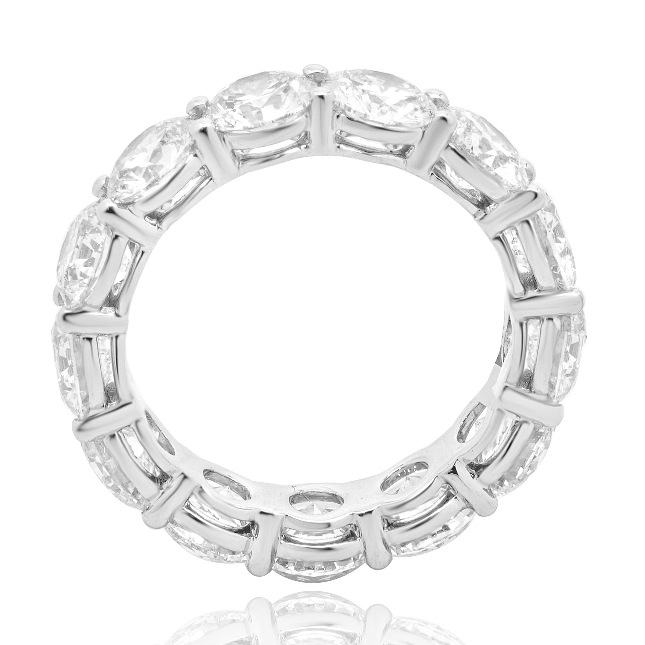 Taglio rotondo Fascia per l'eternità in oro bianco 18 carati con diamante taglio brillante rotondo in vendita