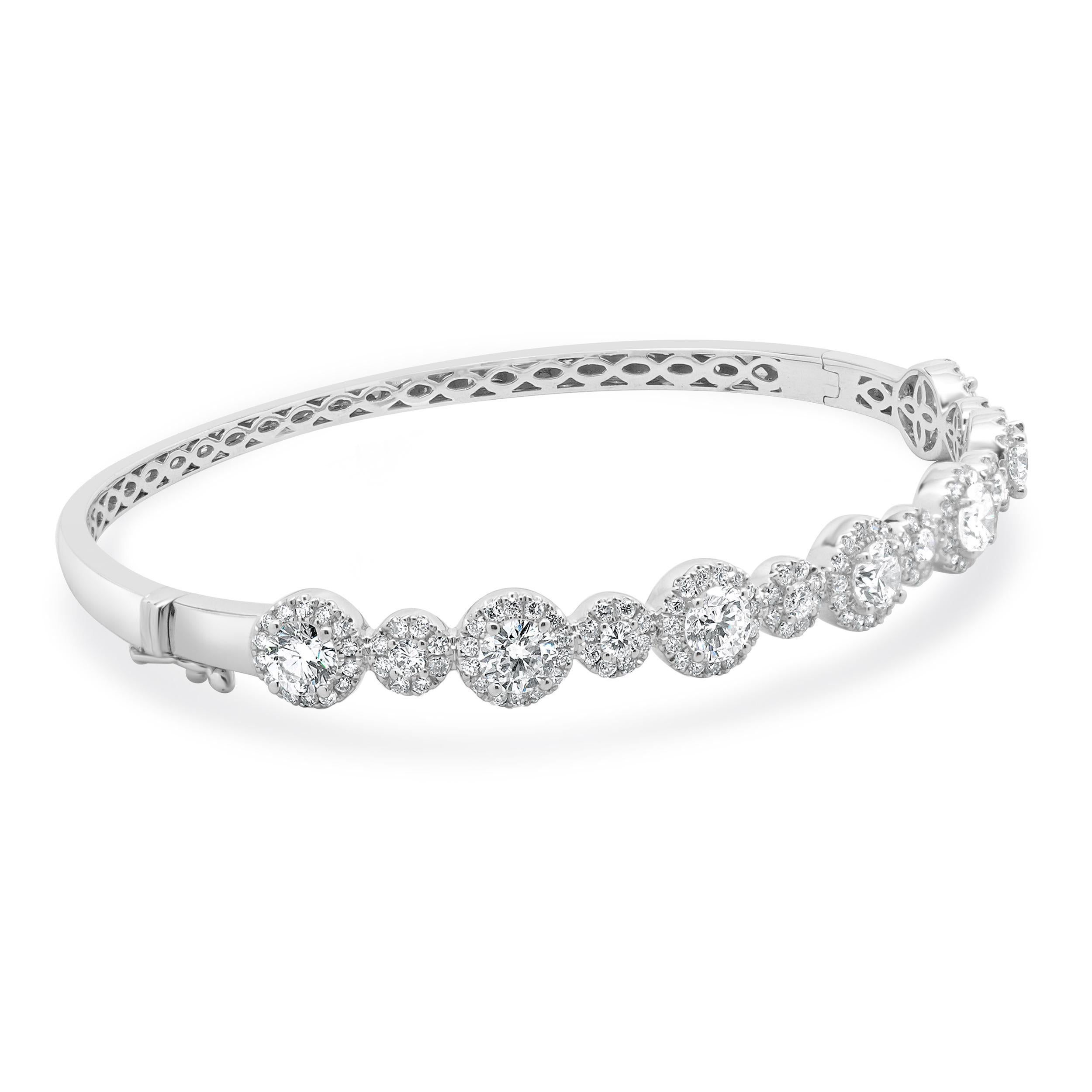 Concepteur : personnalisé 
Matériau : Or blanc 18K
Diamant : 162 diamants ronds de taille brillant = 3,25cttw
Couleur : F / G
Clarté : VS1-2
Dimensions : le bracelet convient à un poignet de 6.5 pouces maximum.
Poids : 11,23 grammes